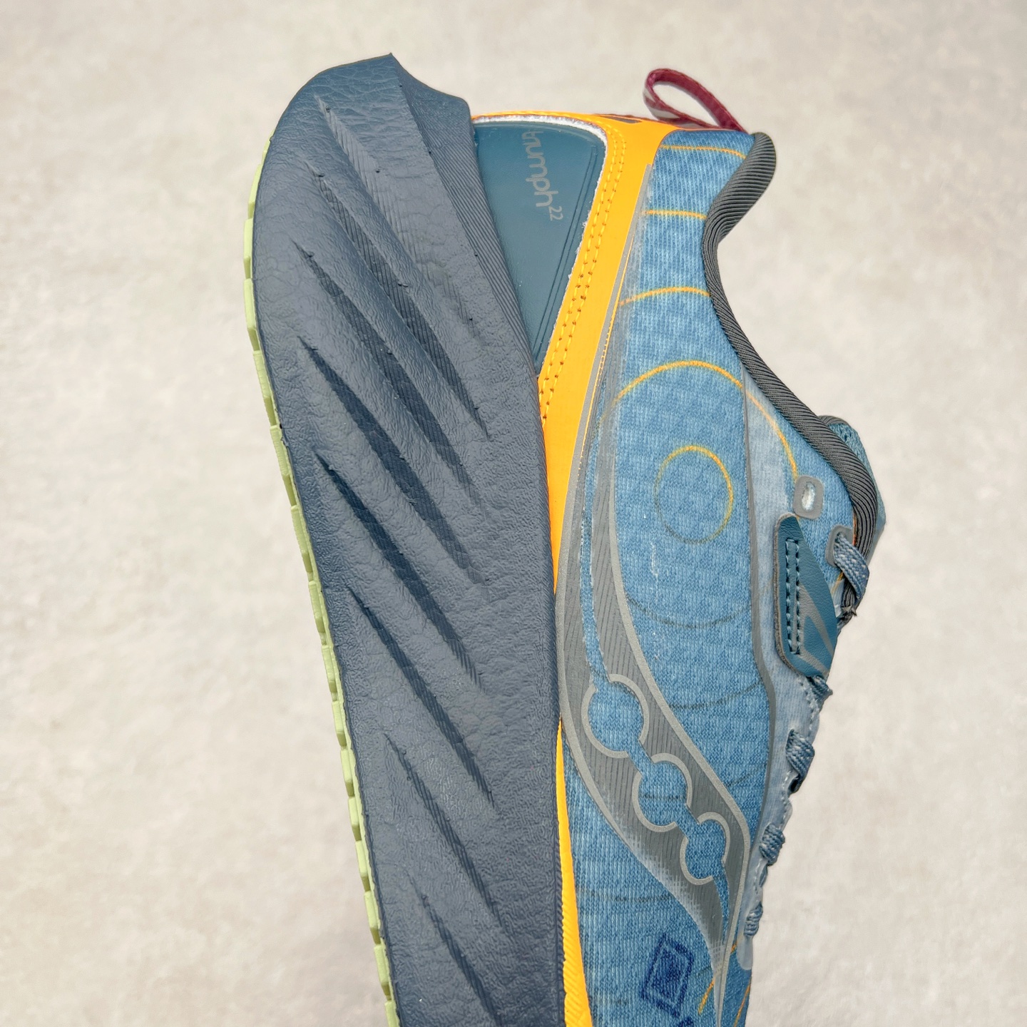 图片[6]-Saucony Triumph 22 索康尼胜利22代旗舰级缓震型跑鞋 性能相比前几代再升级：鞋面采用全新升级的工学网设计 贴合脚部更透气 中底部分使用最新的PWRRUN+材质 搭配PWRRUN+鞋垫使中底的大幅加厚 10mm坡差进一步提供缓震、回弹性能 内底则采用了FORMFIT动态适应系统 动态契合脚型 提升包裹性和舒适性 提供更卓越的动态回馈体验 XT-900橡胶大底 可提供良好的抓地力和较强抗磨性能 尺码：35.5 36 36.5 37.5 38 38.5 39 40 40.5 41 42 42.5 43 44 44.5 45-选品中心