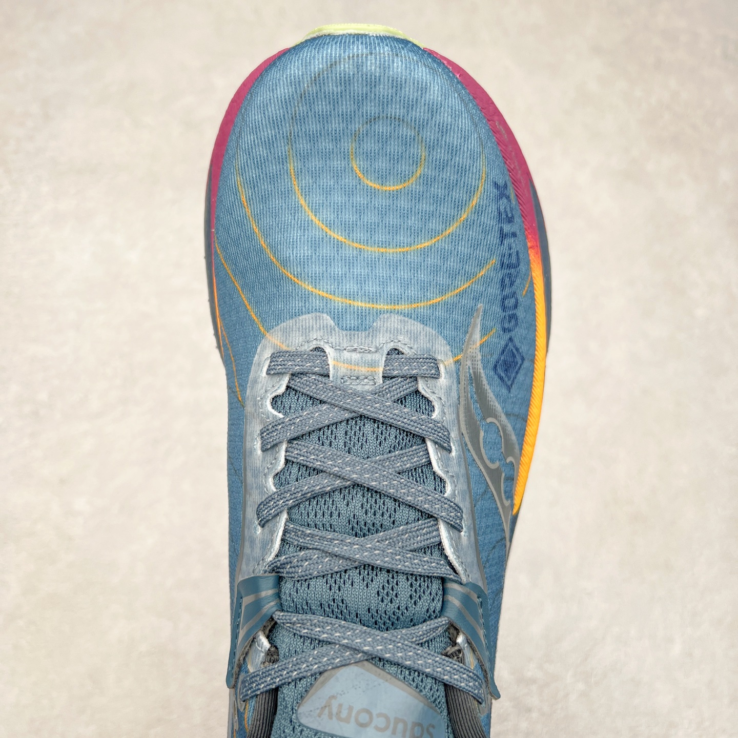 图片[4]-Saucony Triumph 22 索康尼胜利22代旗舰级缓震型跑鞋 性能相比前几代再升级：鞋面采用全新升级的工学网设计 贴合脚部更透气 中底部分使用最新的PWRRUN+材质 搭配PWRRUN+鞋垫使中底的大幅加厚 10mm坡差进一步提供缓震、回弹性能 内底则采用了FORMFIT动态适应系统 动态契合脚型 提升包裹性和舒适性 提供更卓越的动态回馈体验 XT-900橡胶大底 可提供良好的抓地力和较强抗磨性能 尺码：35.5 36 36.5 37.5 38 38.5 39 40 40.5 41 42 42.5 43 44 44.5 45-选品中心