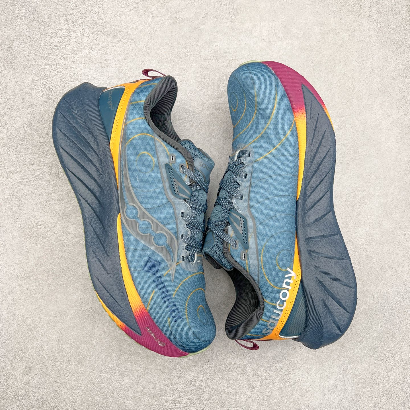 图片[3]-Saucony Triumph 22 索康尼胜利22代旗舰级缓震型跑鞋 性能相比前几代再升级：鞋面采用全新升级的工学网设计 贴合脚部更透气 中底部分使用最新的PWRRUN+材质 搭配PWRRUN+鞋垫使中底的大幅加厚 10mm坡差进一步提供缓震、回弹性能 内底则采用了FORMFIT动态适应系统 动态契合脚型 提升包裹性和舒适性 提供更卓越的动态回馈体验 XT-900橡胶大底 可提供良好的抓地力和较强抗磨性能 尺码：35.5 36 36.5 37.5 38 38.5 39 40 40.5 41 42 42.5 43 44 44.5 45-选品中心