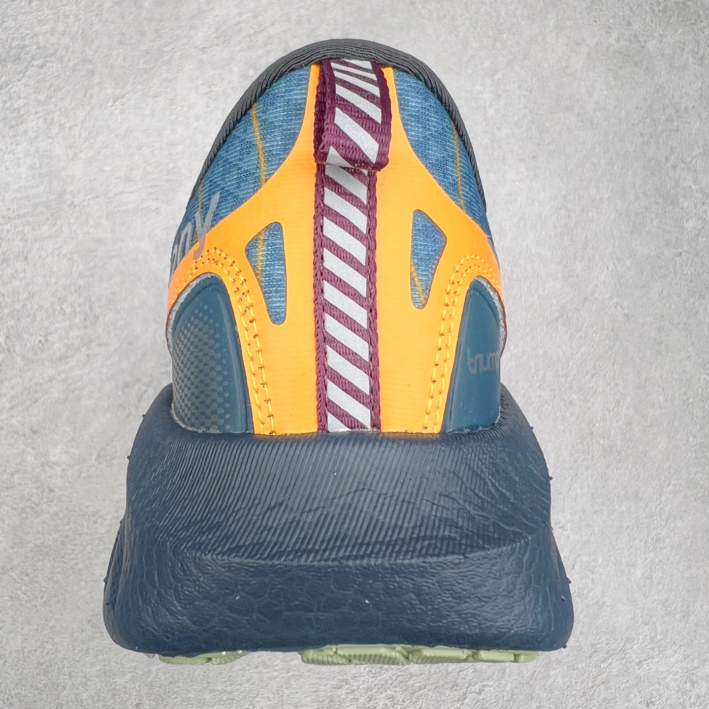 图片[8]-Saucony Triumph 22 索康尼胜利22代旗舰级缓震型跑鞋 性能相比前几代再升级：鞋面采用全新升级的工学网设计 贴合脚部更透气 中底部分使用最新的PWRRUN+材质 搭配PWRRUN+鞋垫使中底的大幅加厚 10mm坡差进一步提供缓震、回弹性能 内底则采用了FORMFIT动态适应系统 动态契合脚型 提升包裹性和舒适性 提供更卓越的动态回馈体验 XT-900橡胶大底 可提供良好的抓地力和较强抗磨性能 尺码：35.5 36 36.5 37.5 38 38.5 39 40 40.5 41 42 42.5 43 44 44.5 45-选品中心