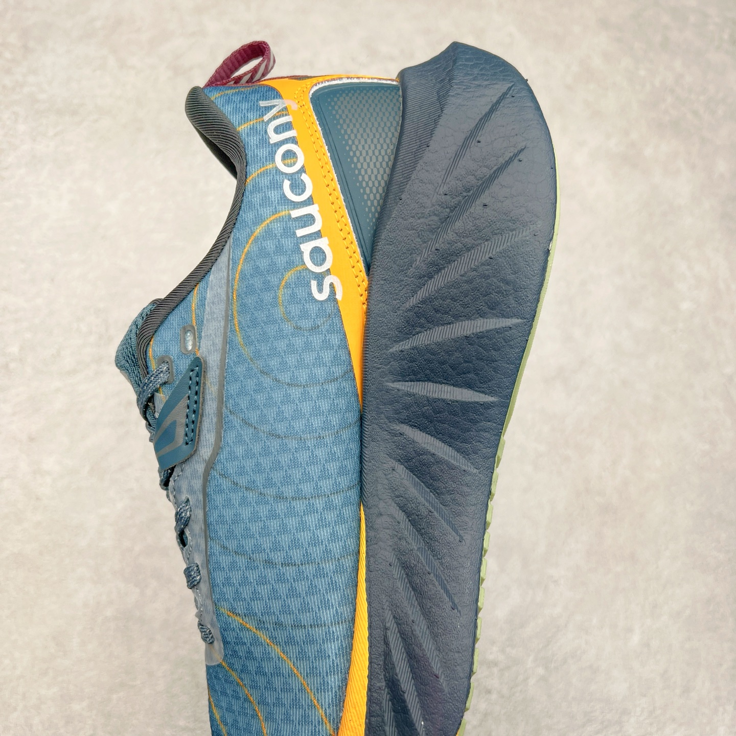 图片[7]-Saucony Triumph 22 索康尼胜利22代旗舰级缓震型跑鞋 性能相比前几代再升级：鞋面采用全新升级的工学网设计 贴合脚部更透气 中底部分使用最新的PWRRUN+材质 搭配PWRRUN+鞋垫使中底的大幅加厚 10mm坡差进一步提供缓震、回弹性能 内底则采用了FORMFIT动态适应系统 动态契合脚型 提升包裹性和舒适性 提供更卓越的动态回馈体验 XT-900橡胶大底 可提供良好的抓地力和较强抗磨性能 尺码：35.5 36 36.5 37.5 38 38.5 39 40 40.5 41 42 42.5 43 44 44.5 45-选品中心