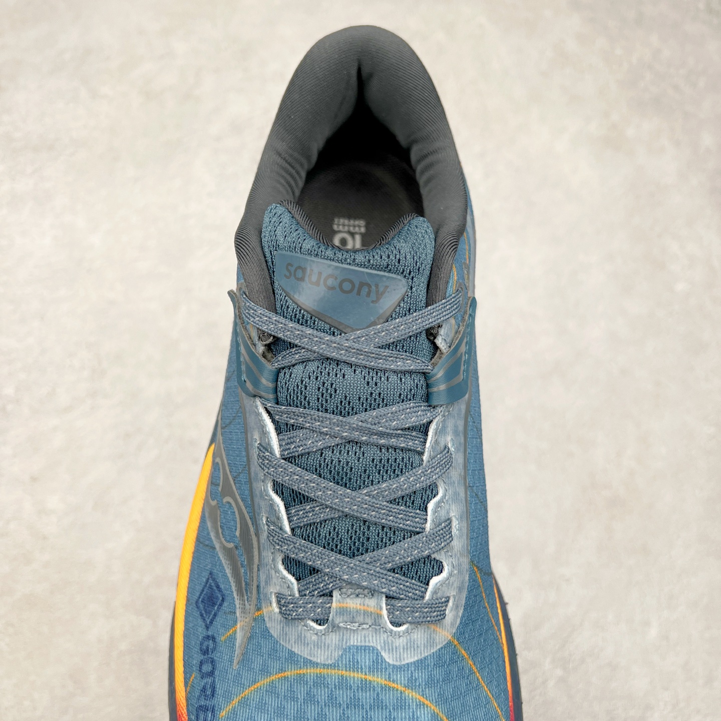 图片[5]-Saucony Triumph 22 索康尼胜利22代旗舰级缓震型跑鞋 性能相比前几代再升级：鞋面采用全新升级的工学网设计 贴合脚部更透气 中底部分使用最新的PWRRUN+材质 搭配PWRRUN+鞋垫使中底的大幅加厚 10mm坡差进一步提供缓震、回弹性能 内底则采用了FORMFIT动态适应系统 动态契合脚型 提升包裹性和舒适性 提供更卓越的动态回馈体验 XT-900橡胶大底 可提供良好的抓地力和较强抗磨性能 尺码：35.5 36 36.5 37.5 38 38.5 39 40 40.5 41 42 42.5 43 44 44.5 45-选品中心