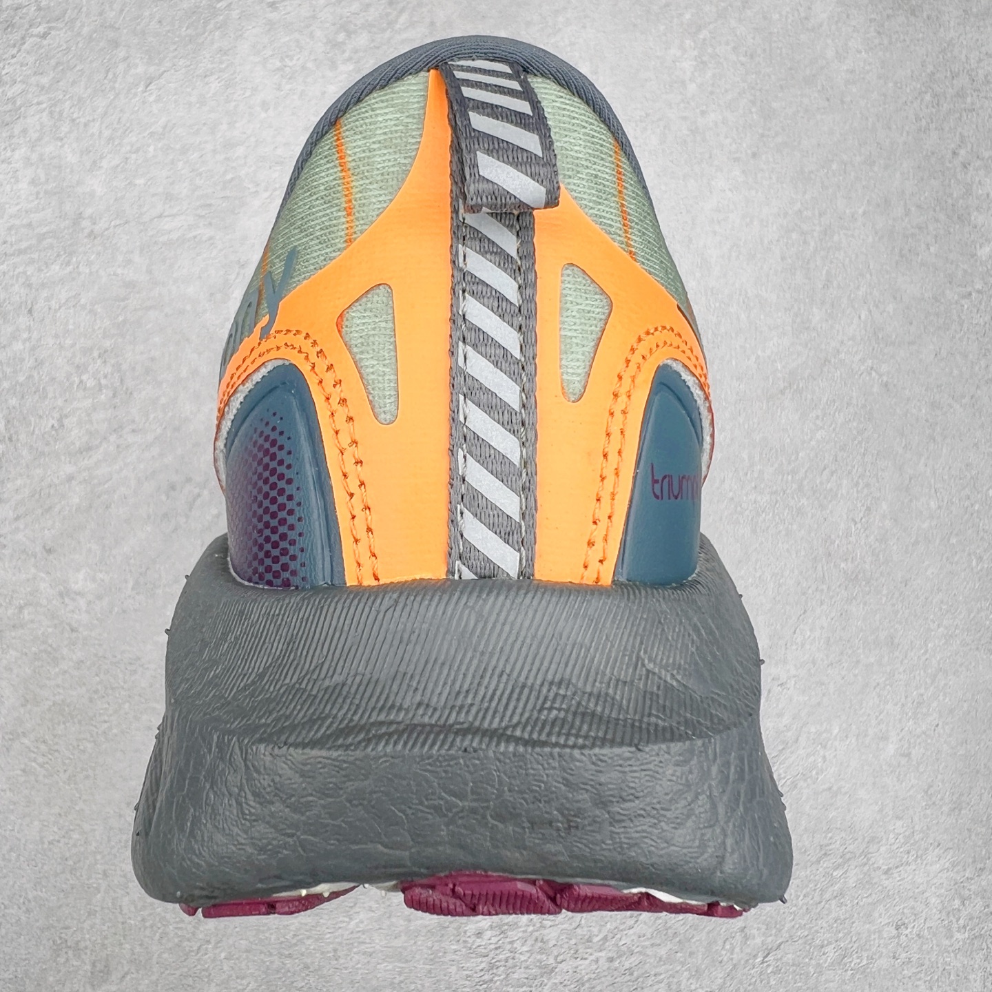 图片[8]-Saucony Triumph 22 索康尼胜利22代旗舰级缓震型跑鞋 性能相比前几代再升级：鞋面采用全新升级的工学网设计 贴合脚部更透气 中底部分使用最新的PWRRUN+材质 搭配PWRRUN+鞋垫使中底的大幅加厚 10mm坡差进一步提供缓震、回弹性能 内底则采用了FORMFIT动态适应系统 动态契合脚型 提升包裹性和舒适性 提供更卓越的动态回馈体验 XT-900橡胶大底 可提供良好的抓地力和较强抗磨性能 尺码：35.5 36 36.5 37.5 38 38.5 39 40 40.5 41 42 42.5 43 44 44.5 45-选品中心