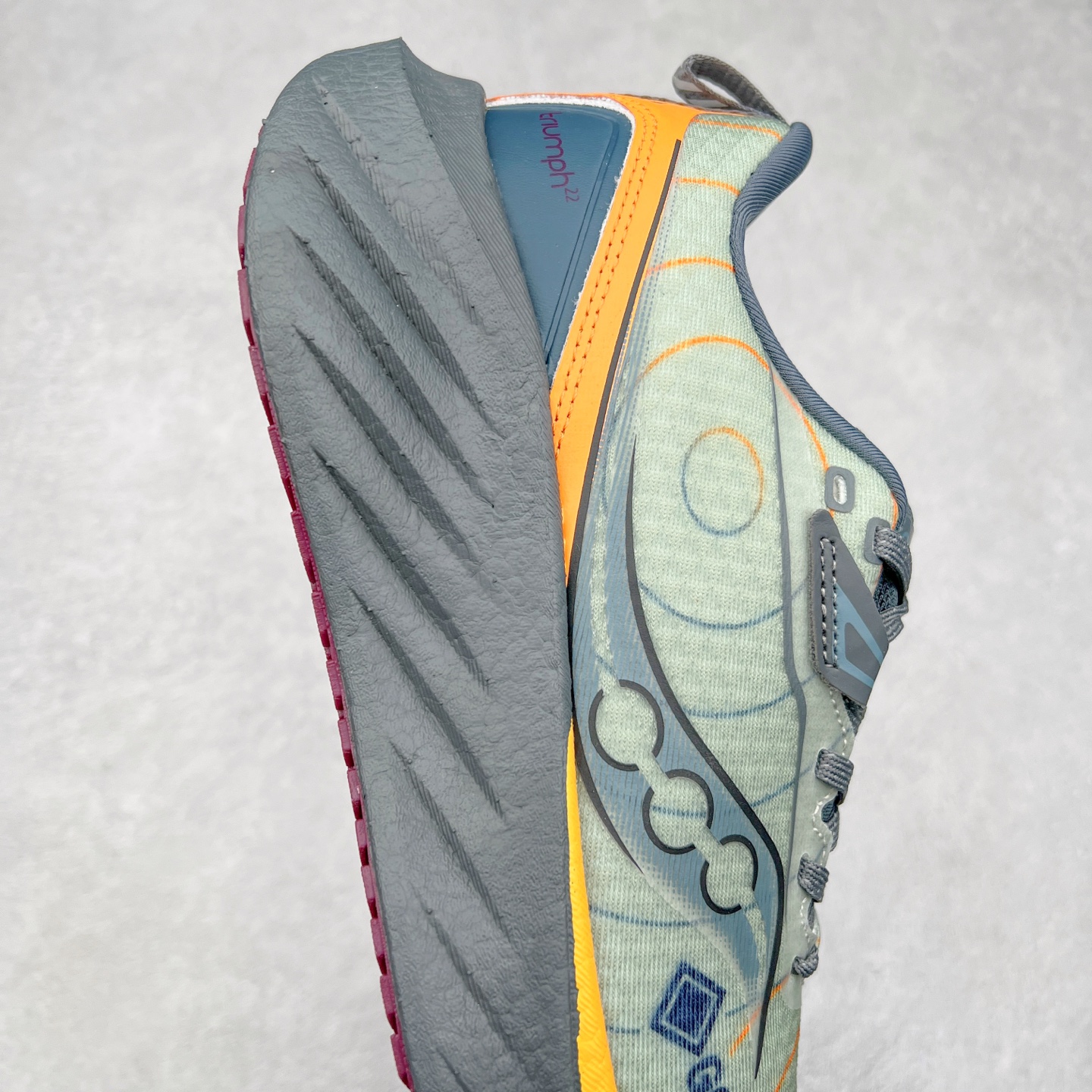 图片[6]-Saucony Triumph 22 索康尼胜利22代旗舰级缓震型跑鞋 性能相比前几代再升级：鞋面采用全新升级的工学网设计 贴合脚部更透气 中底部分使用最新的PWRRUN+材质 搭配PWRRUN+鞋垫使中底的大幅加厚 10mm坡差进一步提供缓震、回弹性能 内底则采用了FORMFIT动态适应系统 动态契合脚型 提升包裹性和舒适性 提供更卓越的动态回馈体验 XT-900橡胶大底 可提供良好的抓地力和较强抗磨性能 尺码：35.5 36 36.5 37.5 38 38.5 39 40 40.5 41 42 42.5 43 44 44.5 45-选品中心