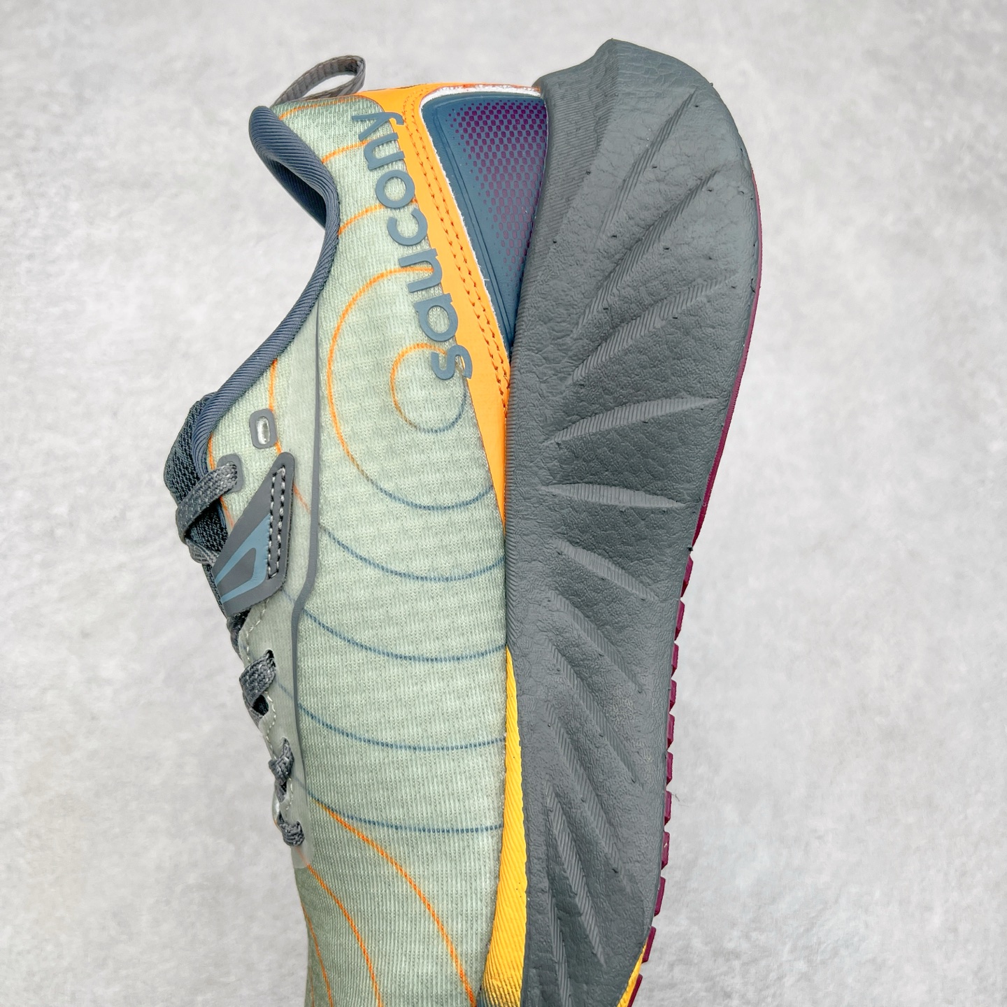 图片[7]-Saucony Triumph 22 索康尼胜利22代旗舰级缓震型跑鞋 性能相比前几代再升级：鞋面采用全新升级的工学网设计 贴合脚部更透气 中底部分使用最新的PWRRUN+材质 搭配PWRRUN+鞋垫使中底的大幅加厚 10mm坡差进一步提供缓震、回弹性能 内底则采用了FORMFIT动态适应系统 动态契合脚型 提升包裹性和舒适性 提供更卓越的动态回馈体验 XT-900橡胶大底 可提供良好的抓地力和较强抗磨性能 尺码：35.5 36 36.5 37.5 38 38.5 39 40 40.5 41 42 42.5 43 44 44.5 45-选品中心