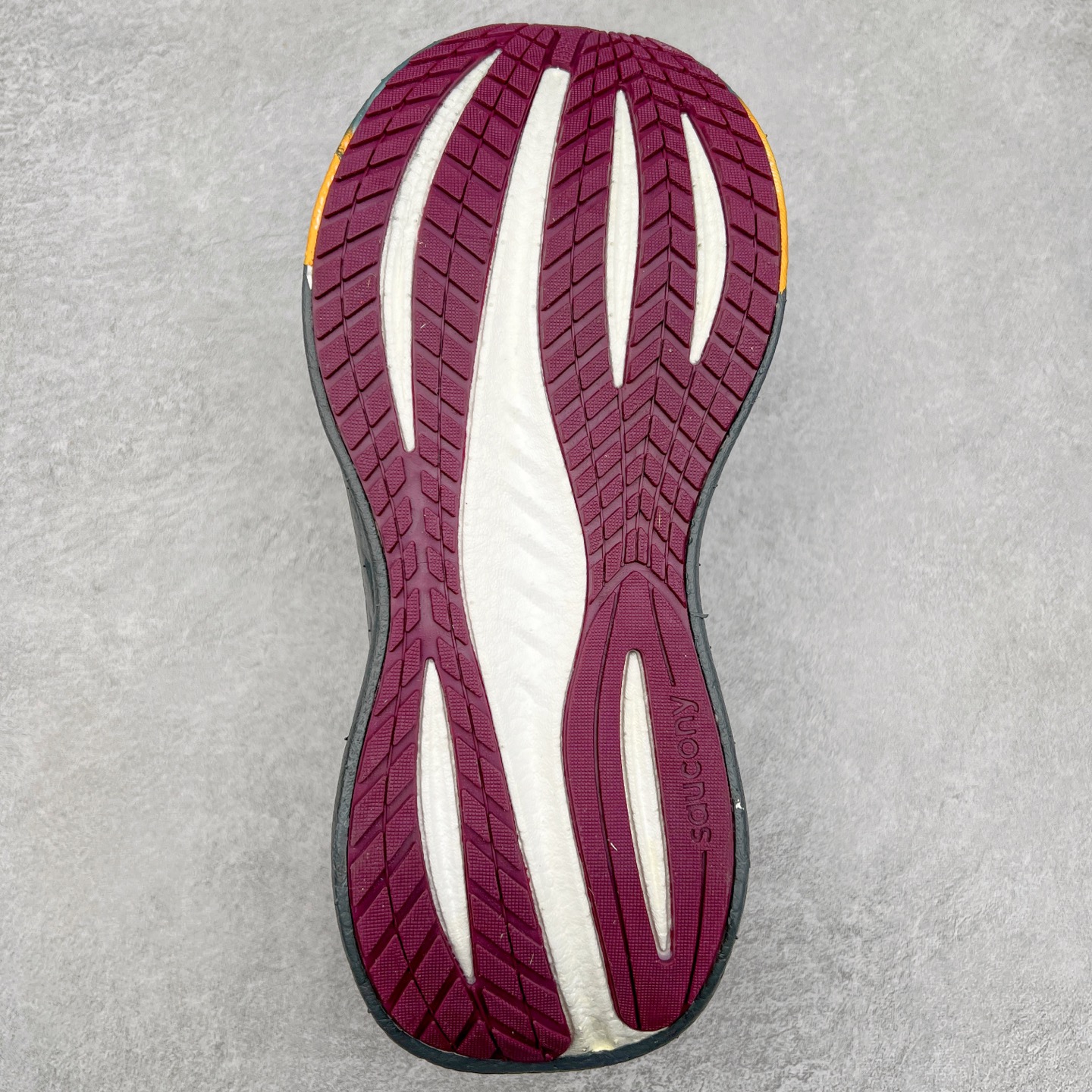 图片[9]-Saucony Triumph 22 索康尼胜利22代旗舰级缓震型跑鞋 性能相比前几代再升级：鞋面采用全新升级的工学网设计 贴合脚部更透气 中底部分使用最新的PWRRUN+材质 搭配PWRRUN+鞋垫使中底的大幅加厚 10mm坡差进一步提供缓震、回弹性能 内底则采用了FORMFIT动态适应系统 动态契合脚型 提升包裹性和舒适性 提供更卓越的动态回馈体验 XT-900橡胶大底 可提供良好的抓地力和较强抗磨性能 尺码：35.5 36 36.5 37.5 38 38.5 39 40 40.5 41 42 42.5 43 44 44.5 45-选品中心