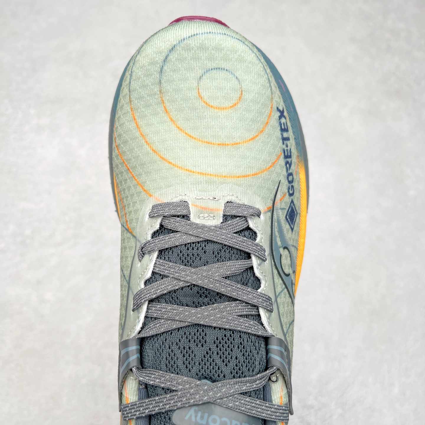 图片[4]-Saucony Triumph 22 索康尼胜利22代旗舰级缓震型跑鞋 性能相比前几代再升级：鞋面采用全新升级的工学网设计 贴合脚部更透气 中底部分使用最新的PWRRUN+材质 搭配PWRRUN+鞋垫使中底的大幅加厚 10mm坡差进一步提供缓震、回弹性能 内底则采用了FORMFIT动态适应系统 动态契合脚型 提升包裹性和舒适性 提供更卓越的动态回馈体验 XT-900橡胶大底 可提供良好的抓地力和较强抗磨性能 尺码：35.5 36 36.5 37.5 38 38.5 39 40 40.5 41 42 42.5 43 44 44.5 45-选品中心