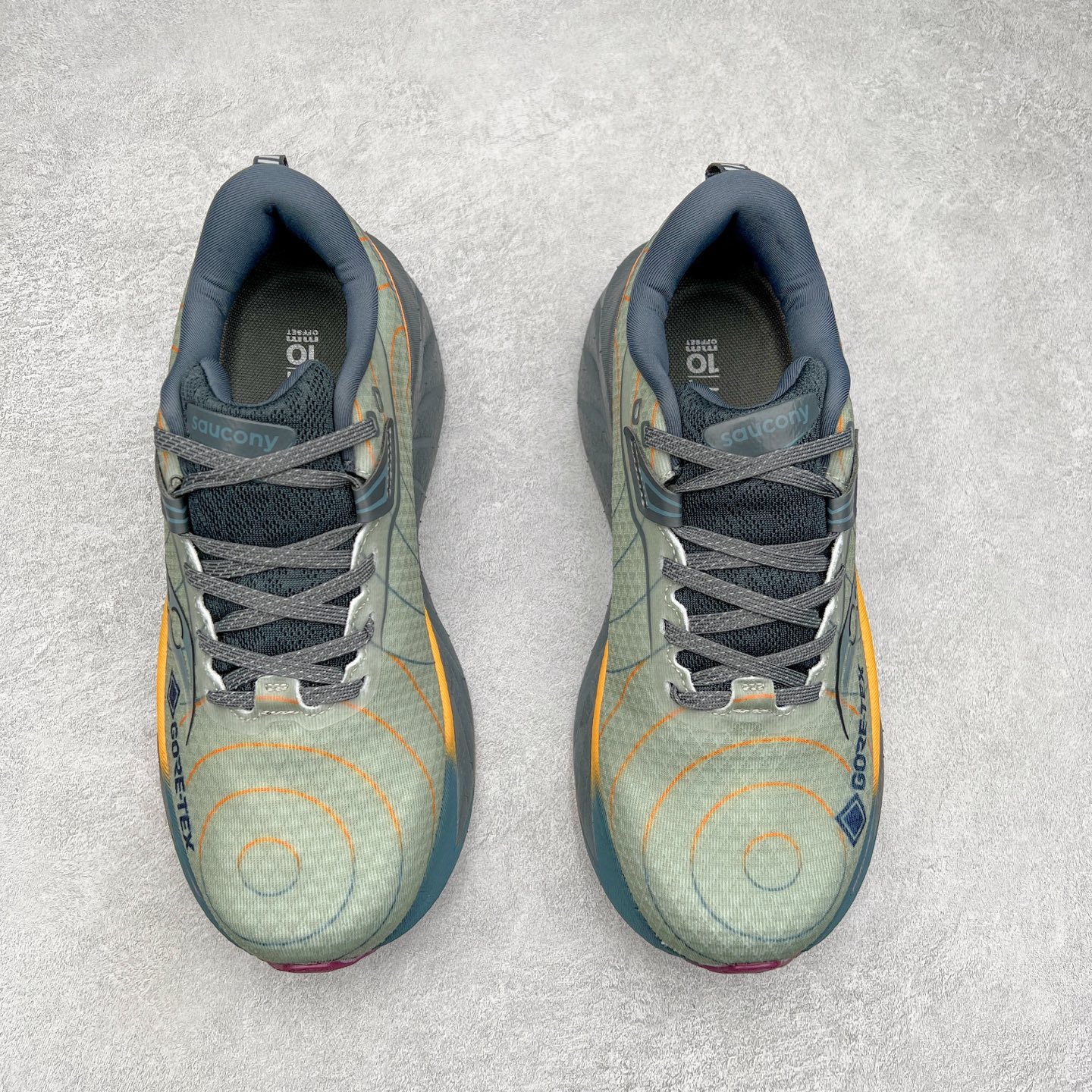 图片[2]-Saucony Triumph 22 索康尼胜利22代旗舰级缓震型跑鞋 性能相比前几代再升级：鞋面采用全新升级的工学网设计 贴合脚部更透气 中底部分使用最新的PWRRUN+材质 搭配PWRRUN+鞋垫使中底的大幅加厚 10mm坡差进一步提供缓震、回弹性能 内底则采用了FORMFIT动态适应系统 动态契合脚型 提升包裹性和舒适性 提供更卓越的动态回馈体验 XT-900橡胶大底 可提供良好的抓地力和较强抗磨性能 尺码：35.5 36 36.5 37.5 38 38.5 39 40 40.5 41 42 42.5 43 44 44.5 45-选品中心