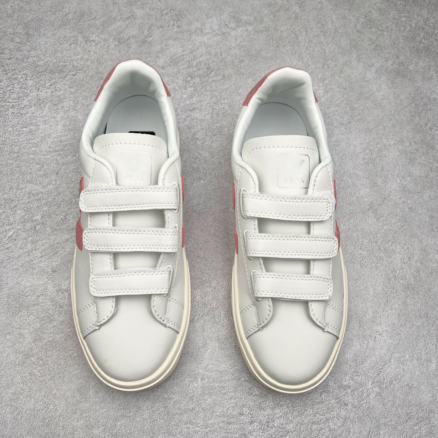 图片[2]-＃福利特价 Veja Leather Extra Sneakers 法国国民V字经典小白板鞋 #Ins爆款 街拍频繁上镜 春季入夏简约百搭款 全头层进口牛皮 舒适面革内里 广东厂 高端主打色系全网热销中 所售渠道大致由代购渠道 尺码：35 36 37 38 39 40 41 42 43 44 45-选品中心