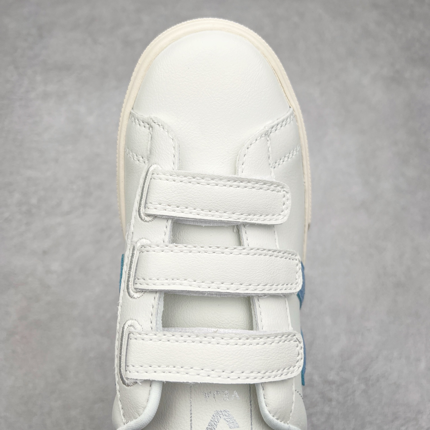 图片[4]-＃福利特价 Veja Leather Extra Sneakers 法国国民V字经典小白板鞋 #Ins爆款 街拍频繁上镜 春季入夏简约百搭款 全头层进口牛皮 舒适面革内里 广东厂 高端主打色系全网热销中 所售渠道大致由代购渠道 尺码：35 36 37 38 39 40 41 42 43 44 45-选品中心