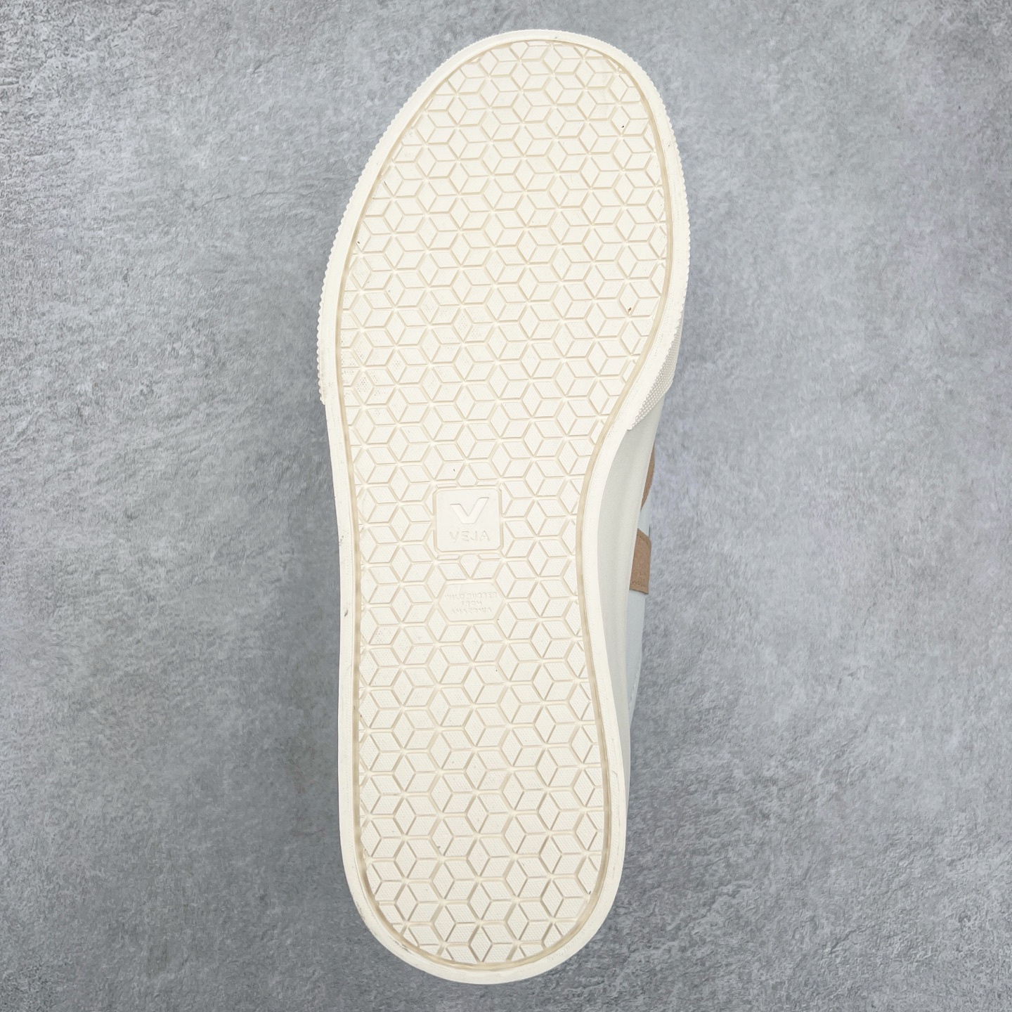 图片[9]-＃福利特价 Veja Leather Extra Sneakers 法国国民V字经典小白板鞋 #Ins爆款 街拍频繁上镜 春季入夏简约百搭款 全头层进口牛皮 舒适面革内里 广东厂 高端主打色系全网热销中 所售渠道大致由代购渠道 尺码：35 36 37 38 39 40 41 42 43 44 45-选品中心