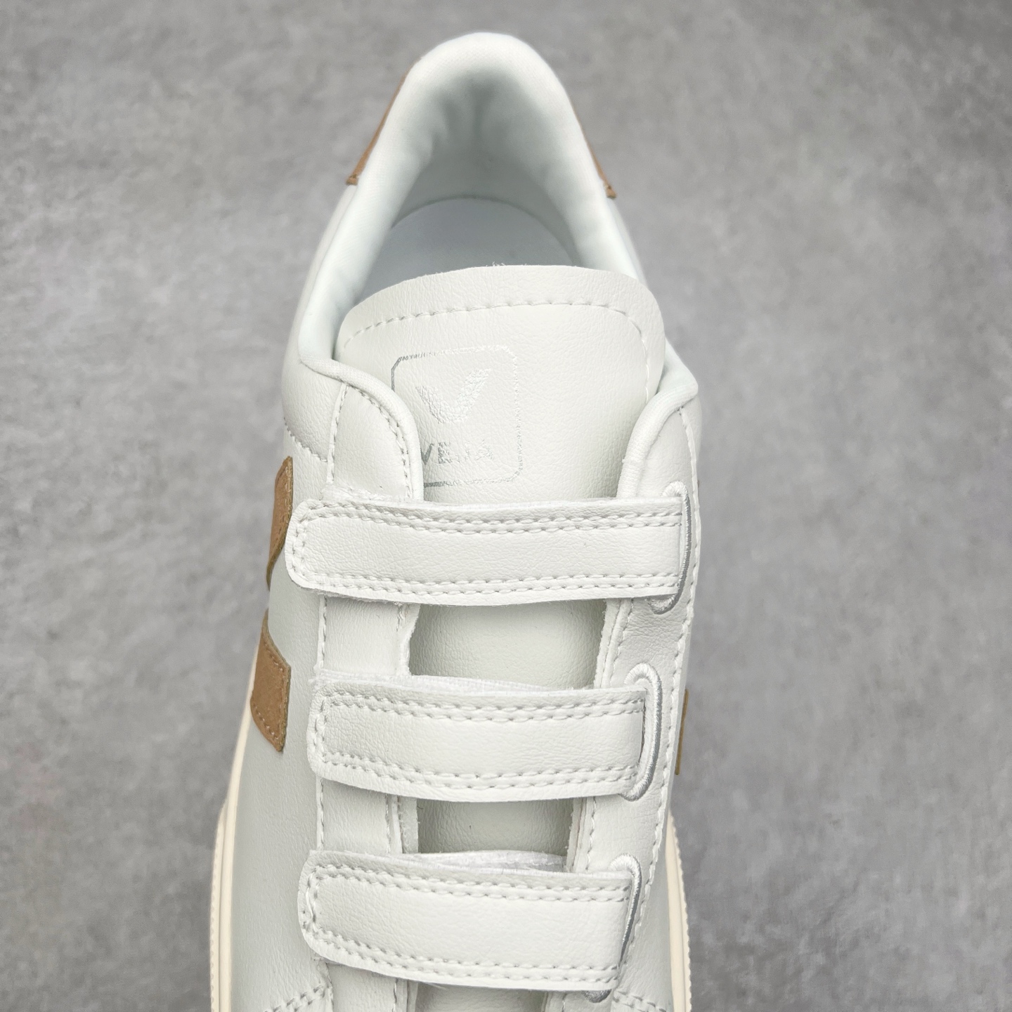 图片[5]-＃福利特价 Veja Leather Extra Sneakers 法国国民V字经典小白板鞋 #Ins爆款 街拍频繁上镜 春季入夏简约百搭款 全头层进口牛皮 舒适面革内里 广东厂 高端主打色系全网热销中 所售渠道大致由代购渠道 尺码：35 36 37 38 39 40 41 42 43 44 45-选品中心