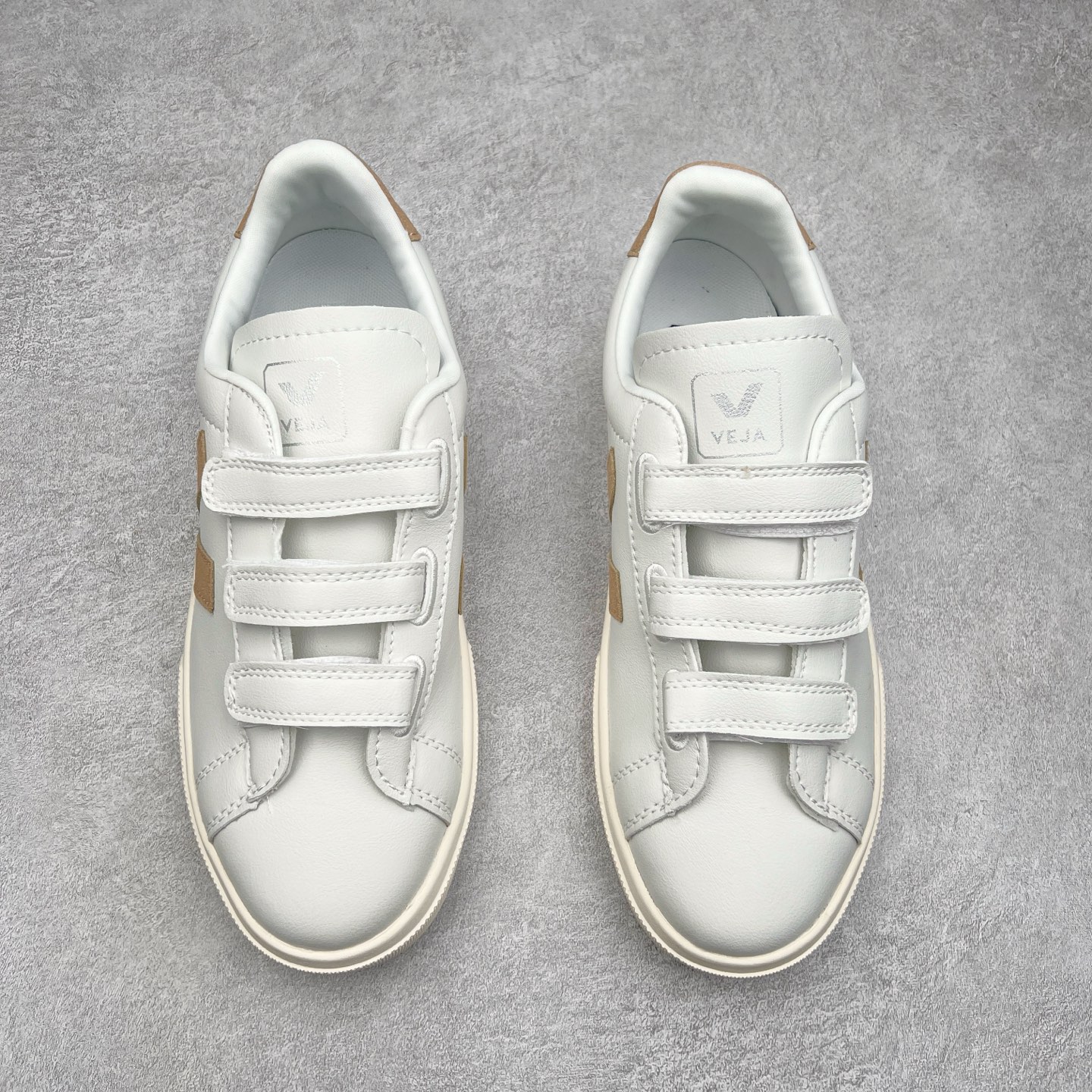 图片[2]-＃福利特价 Veja Leather Extra Sneakers 法国国民V字经典小白板鞋 #Ins爆款 街拍频繁上镜 春季入夏简约百搭款 全头层进口牛皮 舒适面革内里 广东厂 高端主打色系全网热销中 所售渠道大致由代购渠道 尺码：35 36 37 38 39 40 41 42 43 44 45-选品中心