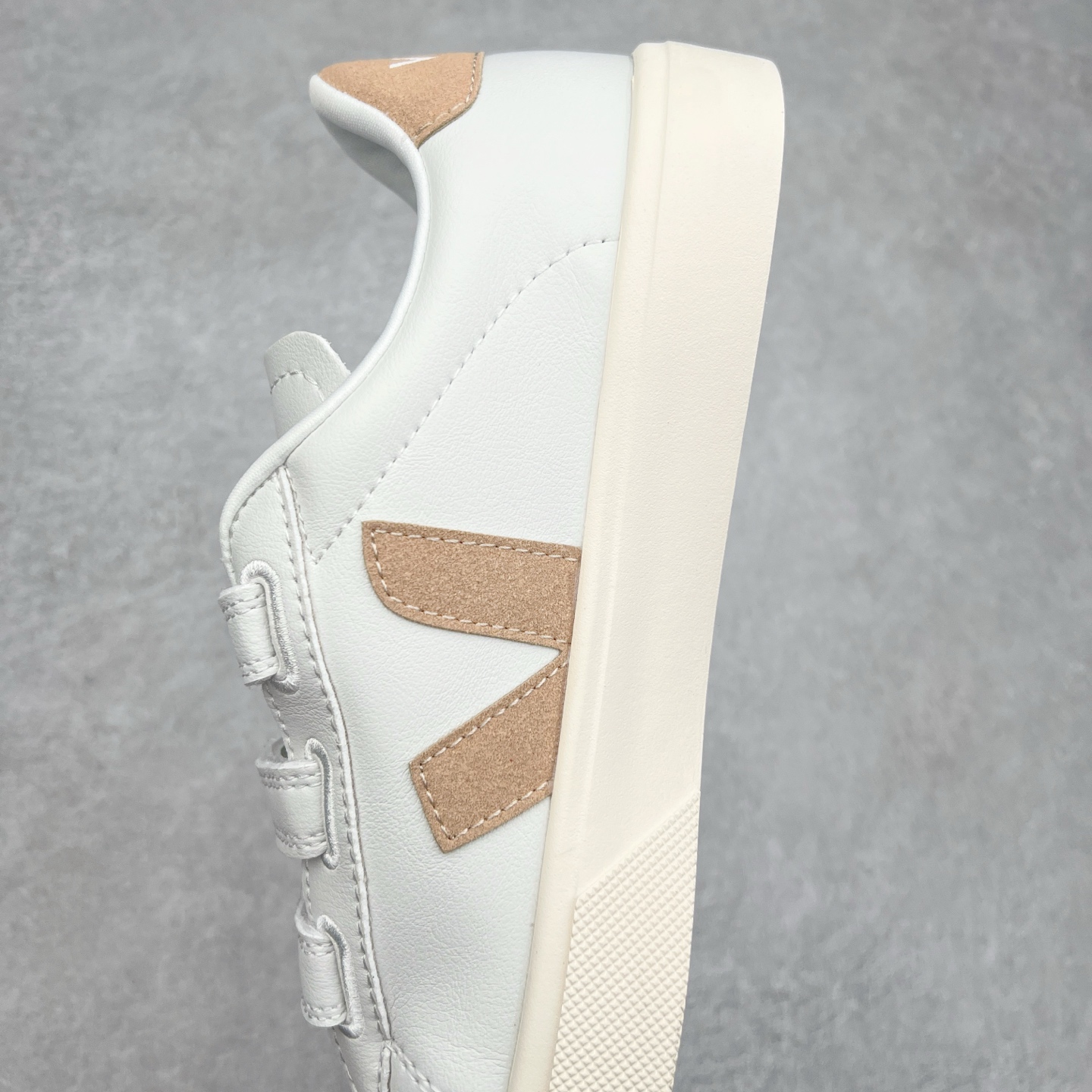 图片[7]-＃福利特价 Veja Leather Extra Sneakers 法国国民V字经典小白板鞋 #Ins爆款 街拍频繁上镜 春季入夏简约百搭款 全头层进口牛皮 舒适面革内里 广东厂 高端主打色系全网热销中 所售渠道大致由代购渠道 尺码：35 36 37 38 39 40 41 42 43 44 45-选品中心