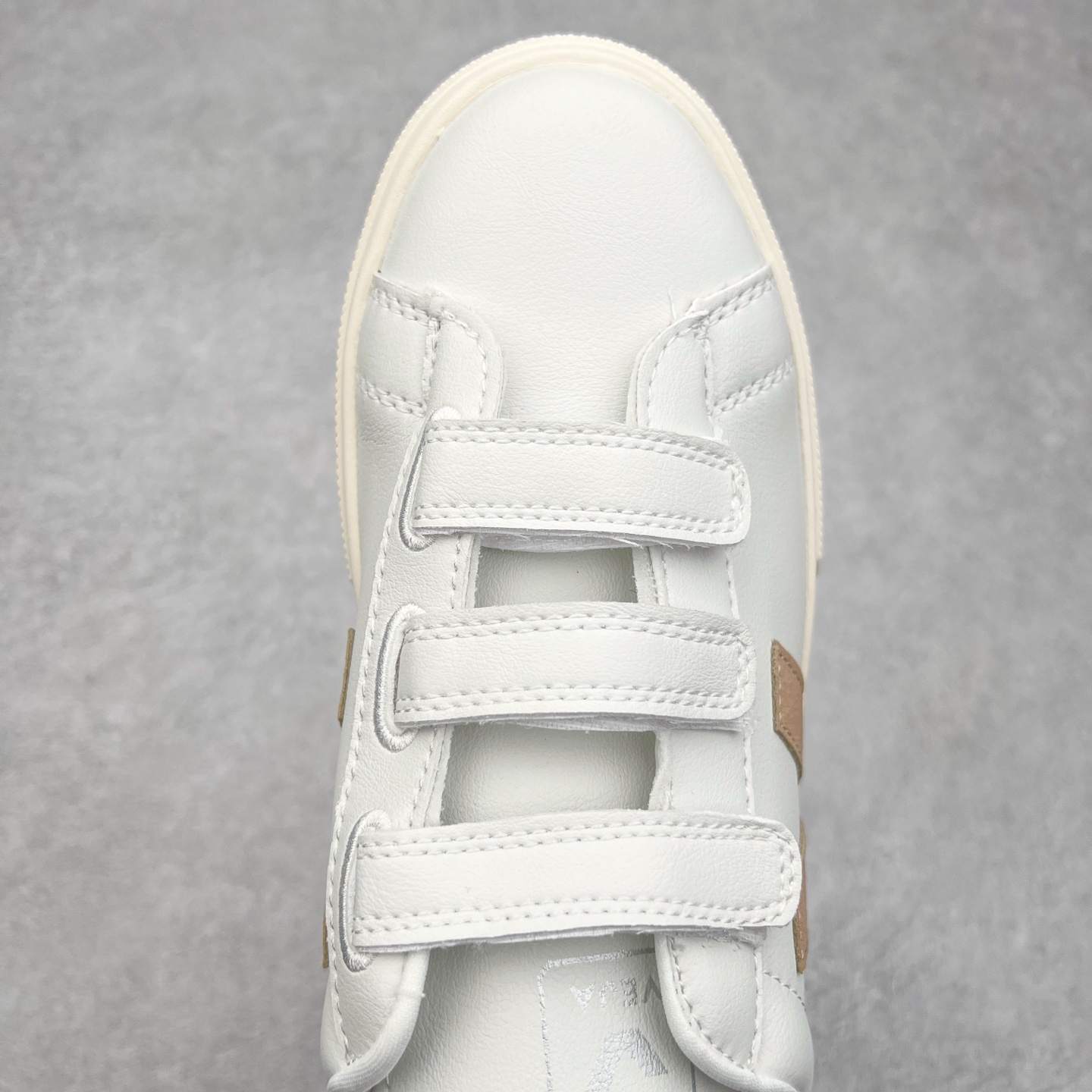 图片[4]-＃福利特价 Veja Leather Extra Sneakers 法国国民V字经典小白板鞋 #Ins爆款 街拍频繁上镜 春季入夏简约百搭款 全头层进口牛皮 舒适面革内里 广东厂 高端主打色系全网热销中 所售渠道大致由代购渠道 尺码：35 36 37 38 39 40 41 42 43 44 45-选品中心