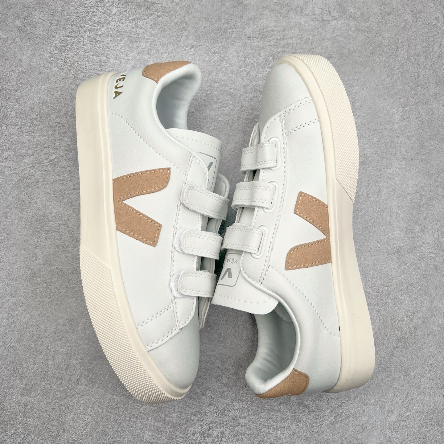 图片[3]-＃福利特价 Veja Leather Extra Sneakers 法国国民V字经典小白板鞋 #Ins爆款 街拍频繁上镜 春季入夏简约百搭款 全头层进口牛皮 舒适面革内里 广东厂 高端主打色系全网热销中 所售渠道大致由代购渠道 尺码：35 36 37 38 39 40 41 42 43 44 45-选品中心