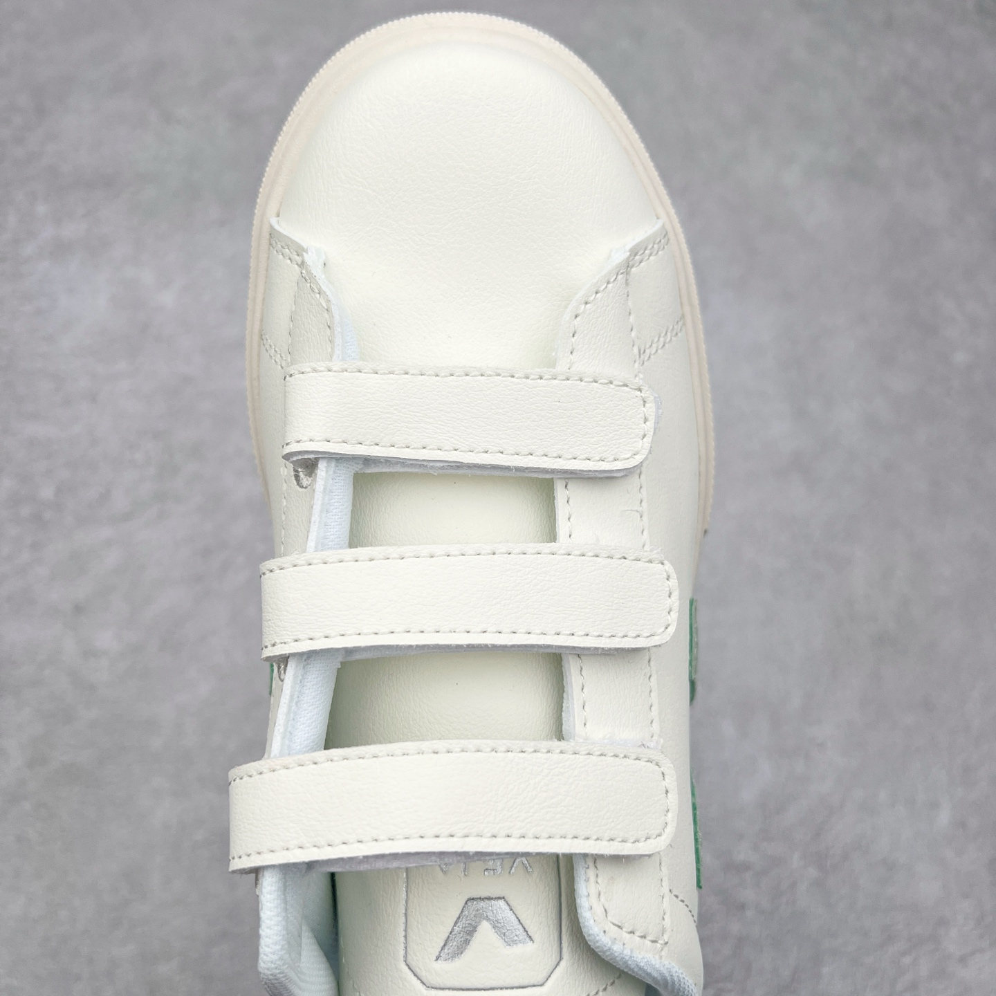 图片[4]-＃福利特价 Veja Leather Extra Sneakers 法国国民V字经典小白板鞋 #Ins爆款 街拍频繁上镜 春季入夏简约百搭款 全头层进口牛皮 舒适面革内里 广东厂 高端主打色系全网热销中 所售渠道大致由代购渠道 尺码：35 36 37 38 39 40 41 42 43 44 45-选品中心