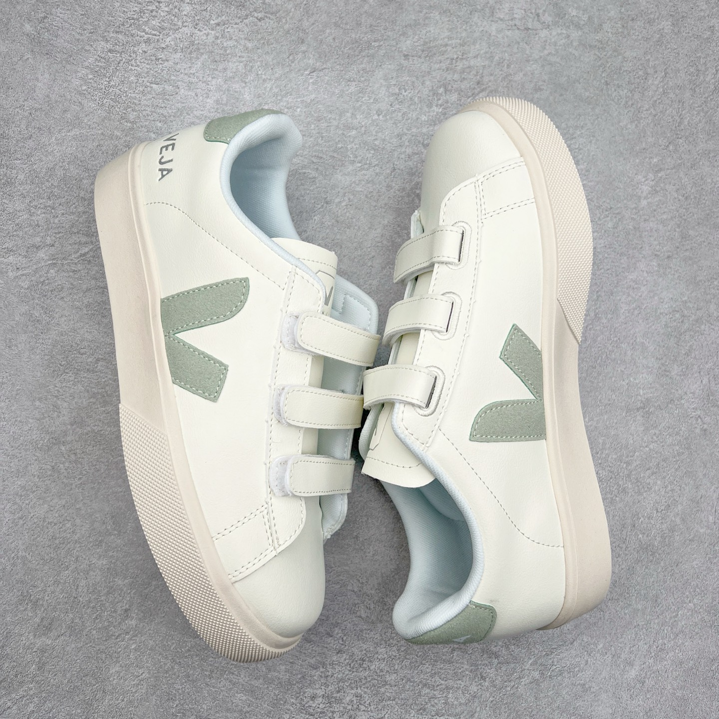 图片[3]-＃福利特价 Veja Leather Extra Sneakers 法国国民V字经典小白板鞋 #Ins爆款 街拍频繁上镜 春季入夏简约百搭款 全头层进口牛皮 舒适面革内里 广东厂 高端主打色系全网热销中 所售渠道大致由代购渠道 尺码：35 36 37 38 39 40 41 42 43 44 45-选品中心