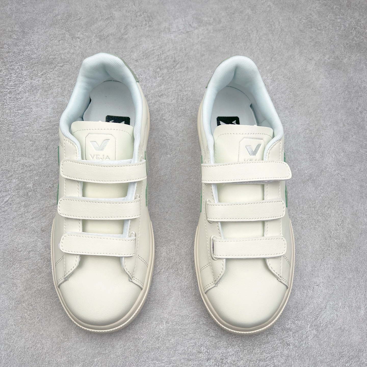 图片[2]-＃福利特价 Veja Leather Extra Sneakers 法国国民V字经典小白板鞋 #Ins爆款 街拍频繁上镜 春季入夏简约百搭款 全头层进口牛皮 舒适面革内里 广东厂 高端主打色系全网热销中 所售渠道大致由代购渠道 尺码：35 36 37 38 39 40 41 42 43 44 45-选品中心