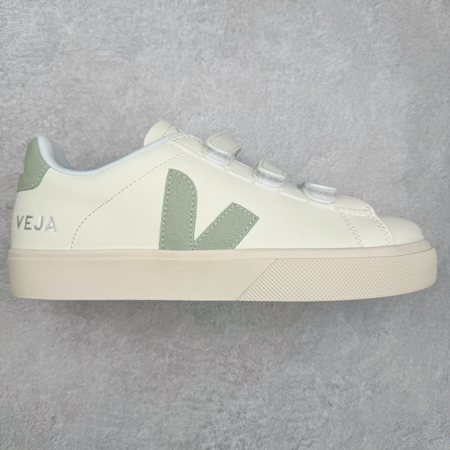 ＃福利特价 Veja Leather Extra Sneakers 法国国民V字经典小白板鞋 #Ins爆款 街拍频繁上镜 春季入夏简约百搭款 全头层进口牛皮 舒适面革内里 广东厂 高端主打色系全网热销中 所售渠道大致由代购渠道 尺码：35 36 37 38 39 40 41 42 43 44 45-选品中心