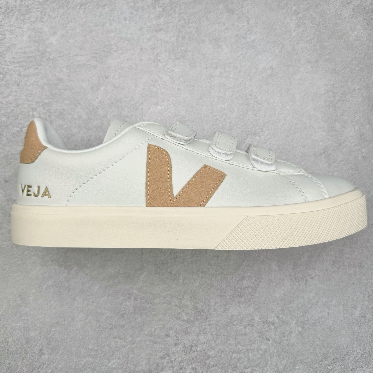 ＃福利特价 Veja Leather Extra Sneakers 法国国民V字经典小白板鞋 #Ins爆款 街拍频繁上镜 春季入夏简约百搭款 全头层进口牛皮 舒适面革内里 广东厂 高端主打色系全网热销中 所售渠道大致由代购渠道 尺码：35 36 37 38 39 40 41 42 43 44 45-选品中心