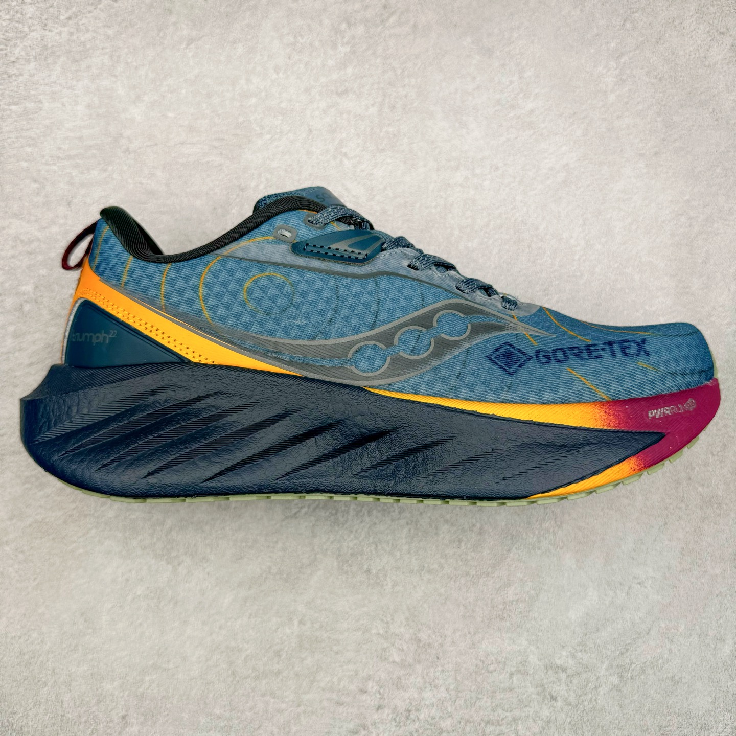 Saucony Triumph 22 索康尼胜利22代旗舰级缓震型跑鞋 性能相比前几代再升级：鞋面采用全新升级的工学网设计 贴合脚部更透气 中底部分使用最新的PWRRUN+材质 搭配PWRRUN+鞋垫使中底的大幅加厚 10mm坡差进一步提供缓震、回弹性能 内底则采用了FORMFIT动态适应系统 动态契合脚型 提升包裹性和舒适性 提供更卓越的动态回馈体验 XT-900橡胶大底 可提供良好的抓地力和较强抗磨性能 尺码：35.5 36 36.5 37.5 38 38.5 39 40 40.5 41 42 42.5 43 44 44.5 45-选品中心