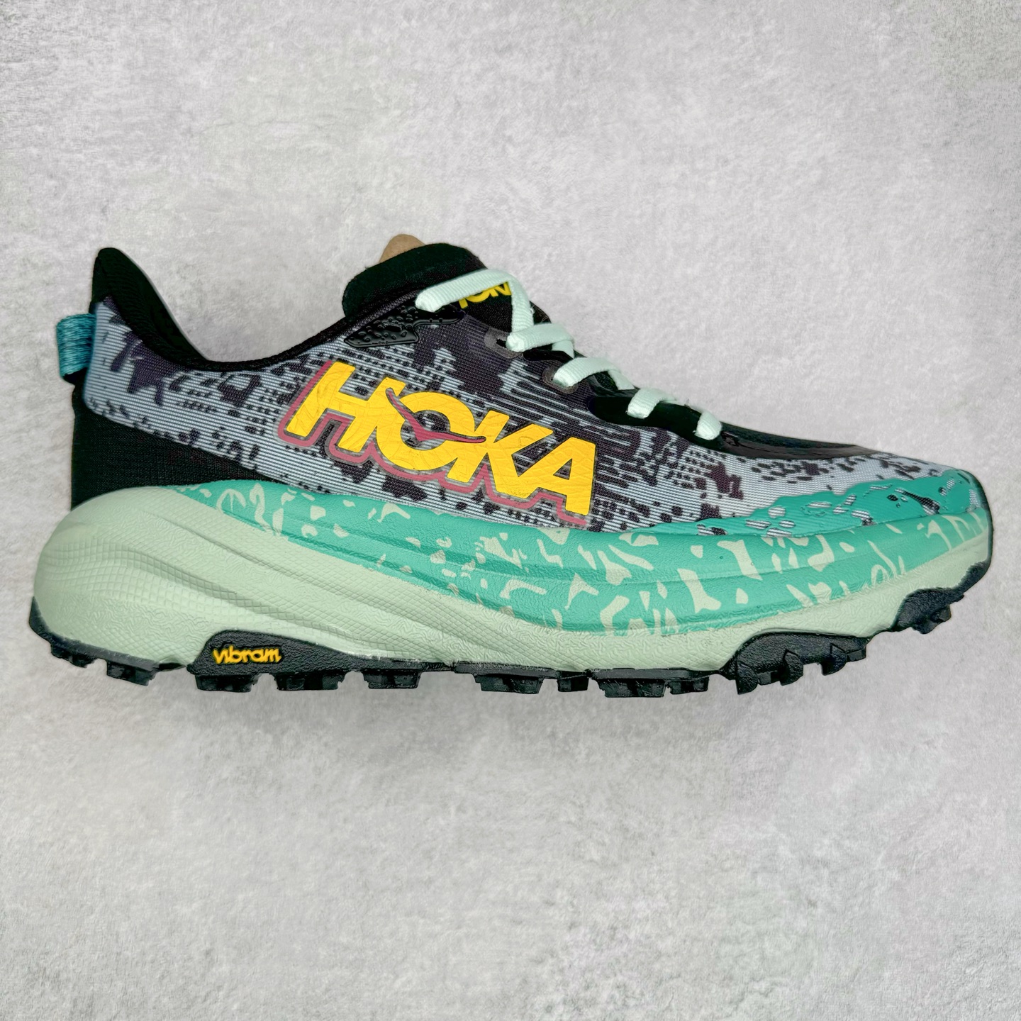 HOKA ONE ONE Speedgoat 6 户外越野跑步鞋 飞速羚羊6系列 新一代工程网纱鞋面 在确保鞋面稳定性的同时减少了固定胶条的使用 鞋面更轻盈、透气、舒适 可回收材料 为环保做出贡献 延伸后跟拉攀 方便快速穿脱 速度型滚动平衡技术 在崎岖的路面上 为平稳顺畅的步伐提供支持 HOKA ONE ONE是来自美国的跑步鞋知名品牌 创立于2009年 始终致力于为所有跑者提供更新、更好的跑步装备 相比常规跑鞋特别研发使用性能独特的几何形跑鞋中底 此种鞋底更厚、更高、回弹性也更好 除了卓越的缓冲性能 它还能为各种阶段的跑者带来更具动感、更加稳定的跑步体验 从设计之初就清楚意识到 要保证跑者步幅的均匀一致 双脚自然而然的运动至关重要 尺码：36 36.5 37.5 38 38.5 39 40 40.5 41 42 42.5 43 44 44.5 45-选品中心