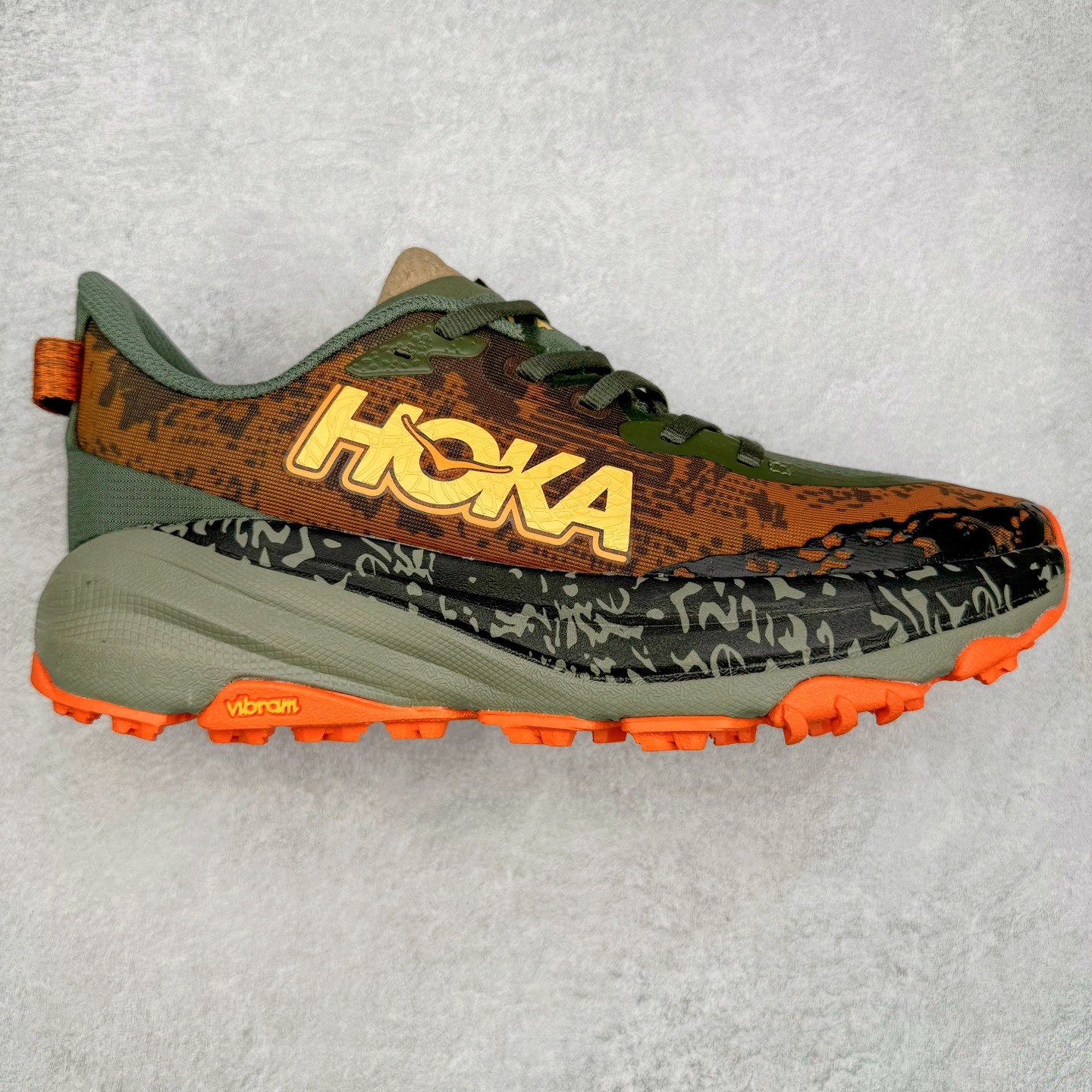 HOKA ONE ONE Speedgoat 6 户外越野跑步鞋 飞速羚羊6系列 新一代工程网纱鞋面 在确保鞋面稳定性的同时减少了固定胶条的使用 鞋面更轻盈、透气、舒适 可回收材料 为环保做出贡献 延伸后跟拉攀 方便快速穿脱 速度型滚动平衡技术 在崎岖的路面上 为平稳顺畅的步伐提供支持 HOKA ONE ONE是来自美国的跑步鞋知名品牌 创立于2009年 始终致力于为所有跑者提供更新、更好的跑步装备 相比常规跑鞋特别研发使用性能独特的几何形跑鞋中底 此种鞋底更厚、更高、回弹性也更好 除了卓越的缓冲性能 它还能为各种阶段的跑者带来更具动感、更加稳定的跑步体验 从设计之初就清楚意识到 要保证跑者步幅的均匀一致 双脚自然而然的运动至关重要 尺码：36 36.5 37.5 38 38.5 39 40 40.5 41 42 42.5 43 44 44.5 45-选品中心