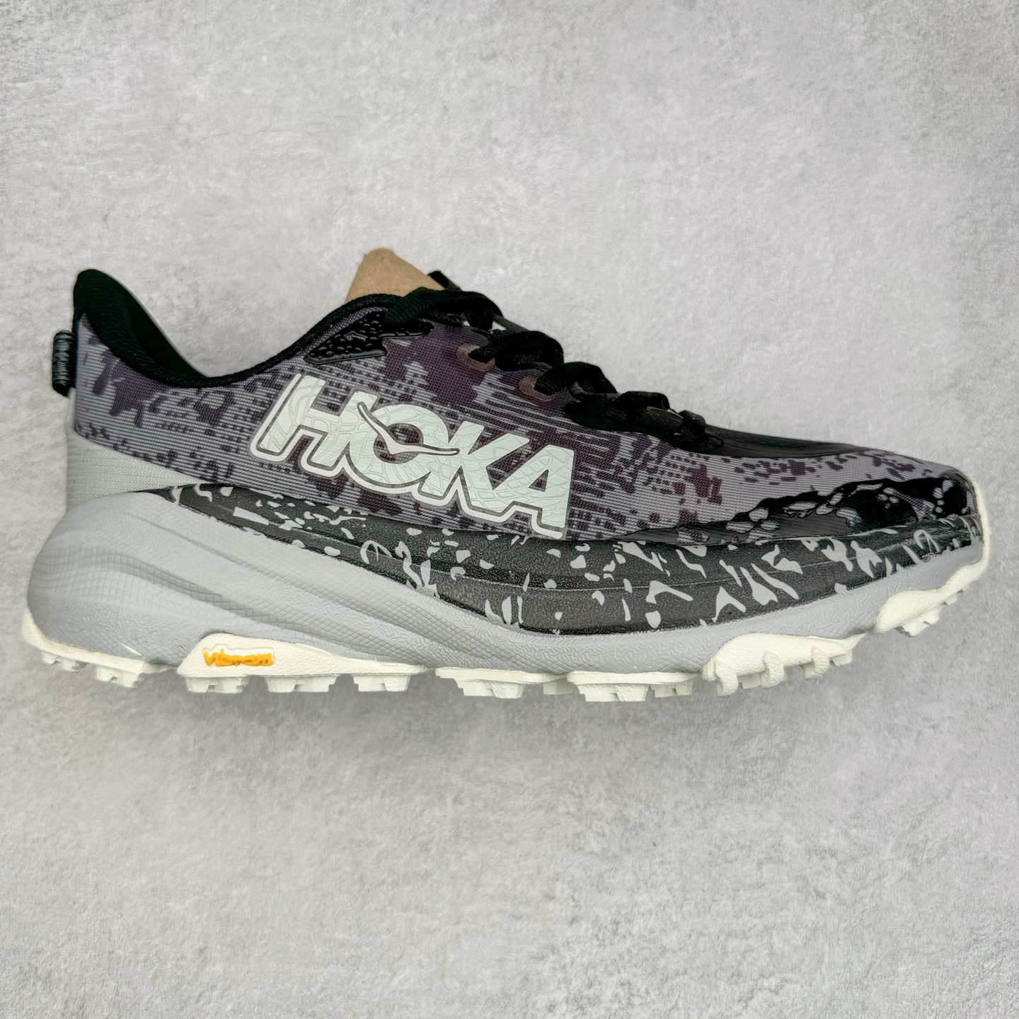 HOKA ONE ONE Speedgoat 6 户外越野跑步鞋 飞速羚羊6系列 新一代工程网纱鞋面 在确保鞋面稳定性的同时减少了固定胶条的使用 鞋面更轻盈、透气、舒适 可回收材料 为环保做出贡献 延伸后跟拉攀 方便快速穿脱 速度型滚动平衡技术 在崎岖的路面上 为平稳顺畅的步伐提供支持 HOKA ONE ONE是来自美国的跑步鞋知名品牌 创立于2009年 始终致力于为所有跑者提供更新、更好的跑步装备 相比常规跑鞋特别研发使用性能独特的几何形跑鞋中底 此种鞋底更厚、更高、回弹性也更好 除了卓越的缓冲性能 它还能为各种阶段的跑者带来更具动感、更加稳定的跑步体验 从设计之初就清楚意识到 要保证跑者步幅的均匀一致 双脚自然而然的运动至关重要 尺码：36 36.5 37.5 38 38.5 39 40 40.5 41 42 42.5 43 44 44.5 45-选品中心