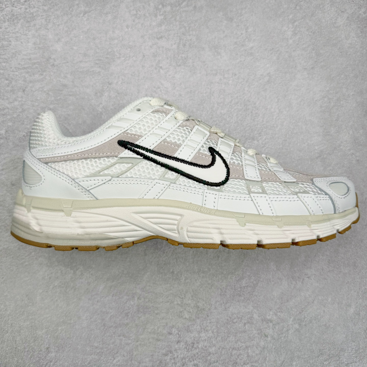 NK P-6000 系列低帮复古老爹风休闲运动舒适慢跑鞋 HF4898-121 购入原鞋原装纸板楦头开发 独家私模四层组合大底 市场唯一正确版本 良心定价 新配色陆续出货 进口三文治网面 融合 Pegasus 过往运动鞋设计 助力 21 世纪早期跑步运动跃升时尚新高度 采用透气网眼布、运动风格线条和耐穿覆面 兼具吸睛外观和舒适感受 中底泡绵以田径赛道为灵感 打造厚实设计 缔造出众缓震性能 尺码：36 36.5 37.5 38 38.5 39 40 40.5 41 42 42.5 43 44 44.5 45-选品中心