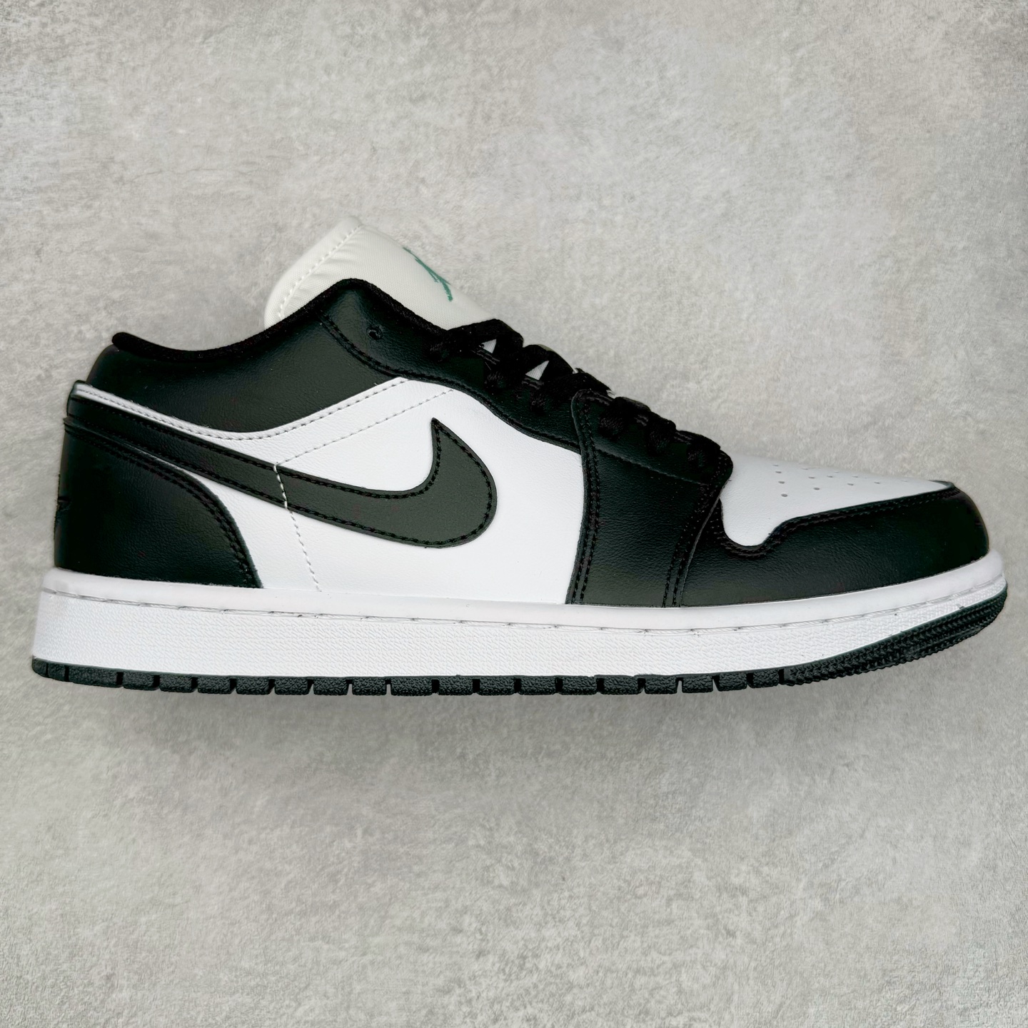 ＃K版 Air Jordan AJ1 Low 低帮 黑白熊猫 553558-131 全新流水线出品 DT版本唯一平替选择 市场第二梯队最强版 全部原鞋开发 原楦原纸板开发 全鞋电脑针车 原厂内置全掌气垫 原盒内在原标 唯一Zp原版鞋带绑法 免检产品 全新2022版型 全头层皮料 完美零毛边处理 原厂配置全掌气垫 价格定位良心 几十个配色陆续出货 尺码：36 36.5 37.5 38 38.5 39 40 40.5 41 42 42.5 43 44 44.5 45 46 47.5-选品中心