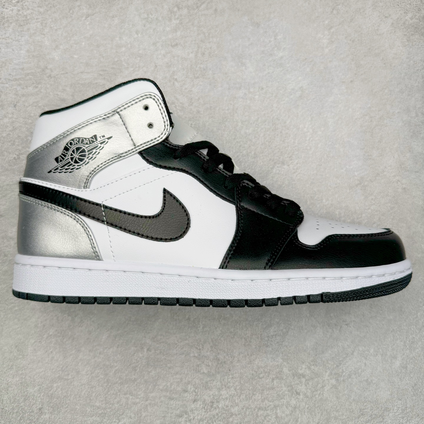 ＃K版 Air Jordan AJ1 Mid 中帮 黑银 DQ8423-103 原厂内置全掌气垫 A模大底 头层小牛皮 鞋舌AJ原厂专用牛津布+AJ专用反口珍珠布+原厂无杂质高弹内里海棉 特殊封边弹力鞋带 全网唯一头层牛皮 原鞋开模 拒绝公底 购置公司同步原材料 原汁原味 忠于原版‼️尺码：36 36.5 37.5 38 38.5 39 40 40.5 41 42 42.5 43 44 44.5 45 46 47.5-选品中心