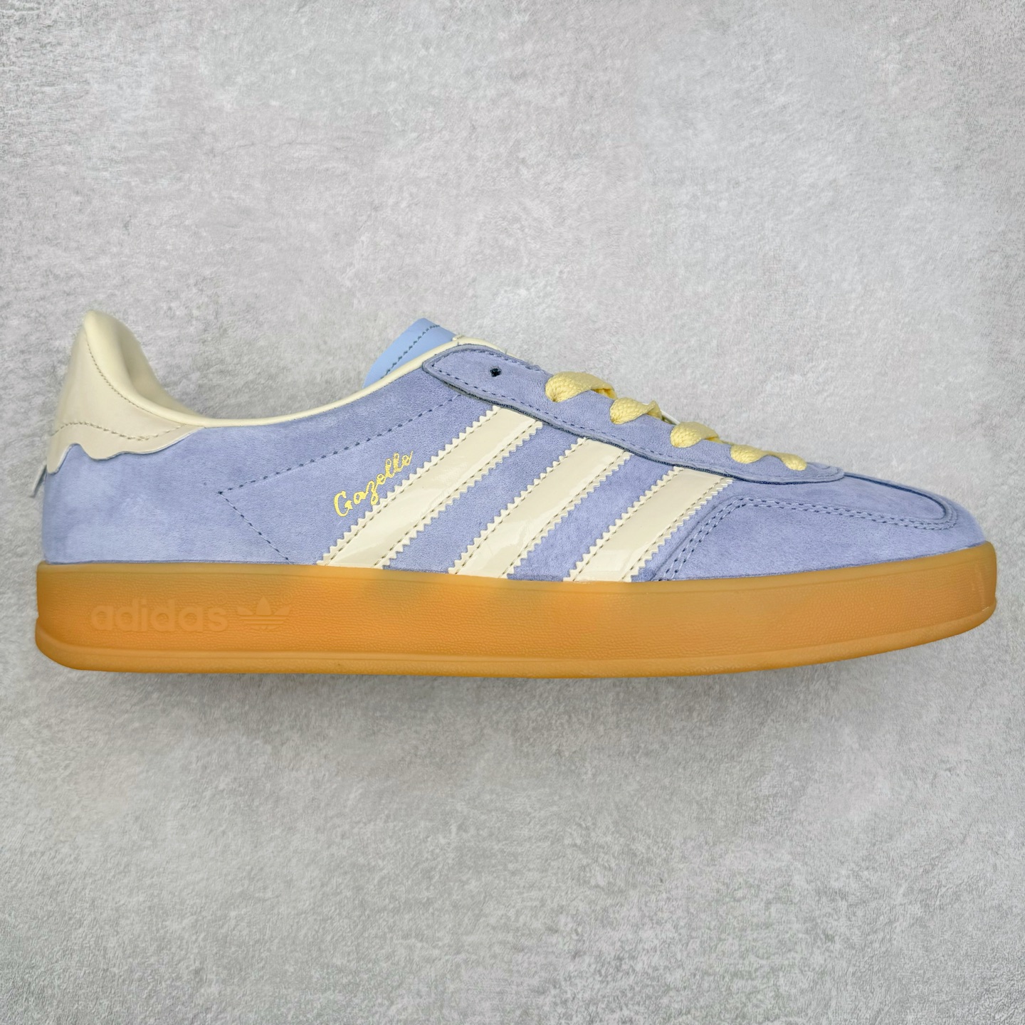 AD Gazelle Indoor Trainers 羚羊内训系列低帮复古百搭休闲运动德训风板鞋 JR8029 90年代经典的复刻版！自60年代以足球训练鞋面世以来,Gazelle就以其经典设计席卷全球。1991年版本的复刻,再造经典Gazelle。采用皮革打造,搭配浊色细节,让这款经典更加简约。尺码：36 36⅔ 37⅓ 38 38⅔ 39⅓ 40 40⅔ 41⅓ 42 42⅔ 43⅓ 44 45-选品中心