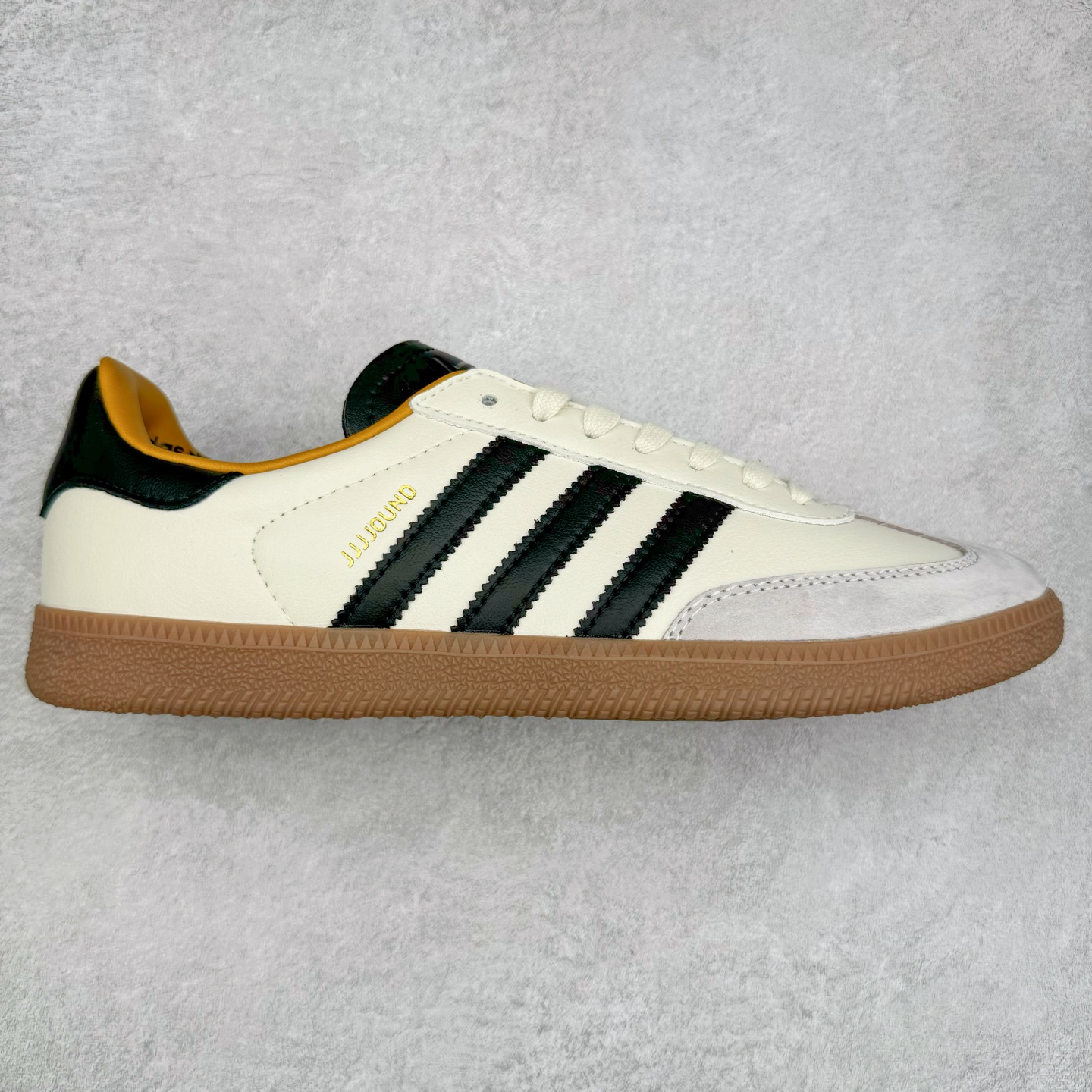 ＃福利特价 JJJJound x AD Originals Samba Classic\\\”Studded Pack Black\\\”桑巴舞系列绅士德训足球风百搭低帮休闲运动板鞋 联名奶白灰黑 ID8708 口碑大厂出品 品控大底版型不断改良更新 全套原纸板楦头开发 确保原汁原味 完美呈现版型 一比一鞋头弧度高度鞋身弧度 此版本只针对中端市场 皮料材质有所更替 其他数据细节工艺流程均保持一致 绝不口嗨 细节品控鞋型随意对比 正确烫金高频细节 原装纳米超迁皮料 独家私模橡胶大底 原盒原配 这款桑巴鞋展示了高质量的工艺 带有装饰的超锁缝制和无缝的手感 柔软、柔软的皮革造型和标志性的3条纹完成了精致的外观 正规合身鞋带 鞋面上有绒面鞋垫 橡胶鞋底 享受正畸套筒软感 自50年代首次亮相以来就一直在赢得粉丝的青睐 尺码：36 36.5 37.5 38 38.5 39 40 40.5 41 42 42.5 43 44 44.5 45-选品中心