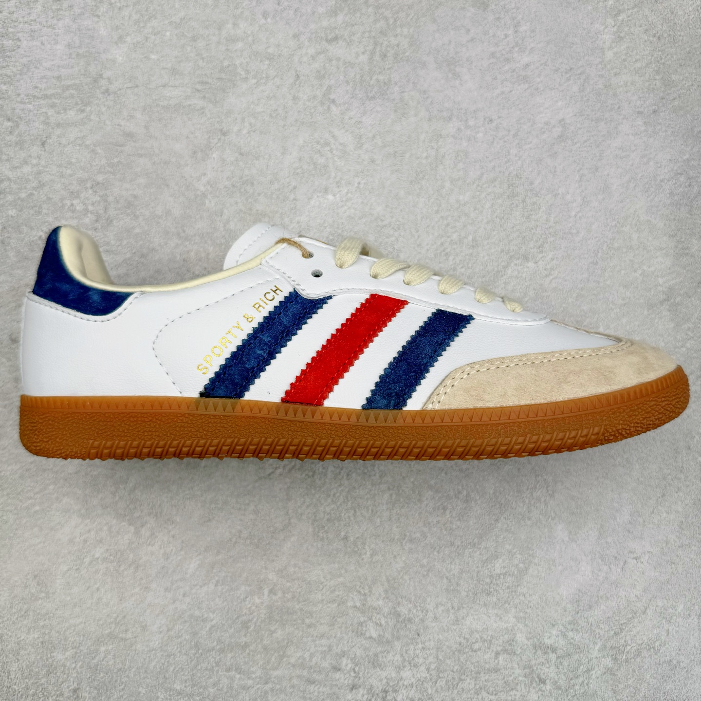 ＃福利特价 AD Original Samba OG 复古经典轻便板鞋 IH8338 口碑大厂出品 品控大底版型不断改良更新 全套原纸板楦头开发 确保原汁原味 完美呈现桑巴版型 一比一鞋头弧度高度鞋身弧度 此版本只针对中端市场 皮料材质有所更替 其他数据细节工艺流程均保持一致 绝不口嗨 细节品控鞋型随意对比 正确烫金高频细节 原装纳米超迁皮料 独家私模橡胶大底 原盒原配 这款桑巴鞋展示了高质量的工艺 带有装饰的超锁缝制和无缝的手感 柔软、柔软的皮革造型和标志性的3条纹完成了精致的外观 正规合身鞋带 鞋面上有绒面鞋垫 橡胶鞋底 享受正畸套筒软感 自50年代首次亮相以来就一直在赢得粉丝的青睐 尺码：36 36.5 37.5 38 38.5 39 40 40.5 41 42 42.5 43 44 44.5 45-选品中心