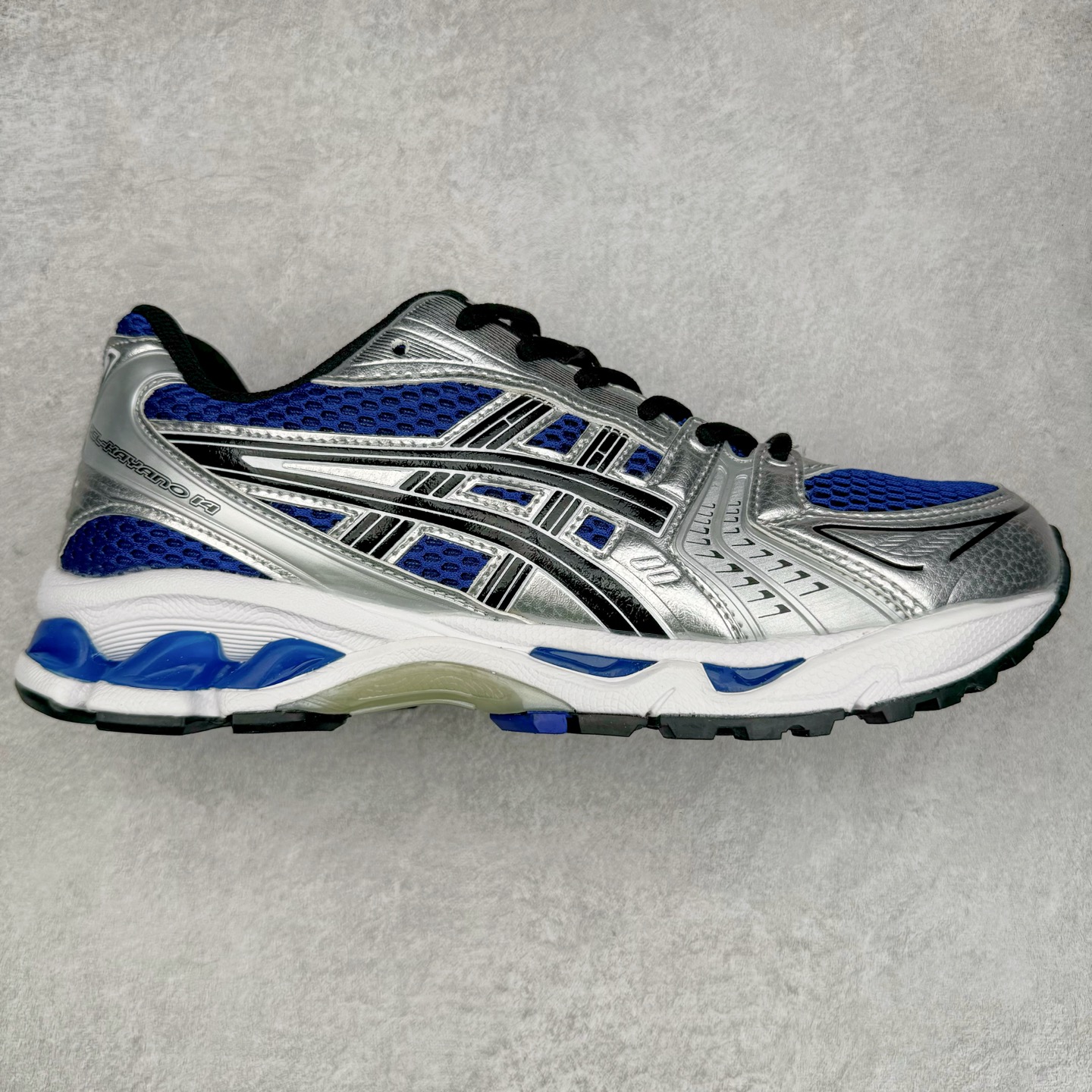 图片[3]-＃特价福利 ASICS GEL-KAYANO 14 亚瑟士K14系列户外复古潮流百搭织物合成革缓震休闲跑步鞋 原装纸板楦头开发 独家私模五层组合大底 原厂定制缓震硅胶加持 原盒原配 官方四联吊牌 原装Ortholite轻量化鞋垫 设计师 Hidenori Yamashita 以「Flash」一词为灵感 创造出未来感金属色鞋面 改造升级内在性能 由内而外全面革新 为 GEL-KAYANO 家族传承及经典跑鞋文化的延续 创下里程碑式作品 K14跑鞋重新诠释了复古的跑步形状 并以其 2000 年代后期的美学理念重新铺装 银色与蓝色的鞋面极为高档 网面铺陈与鞋面、鞋头多处细节位增添了透气性 鞋后跟部中底上以及多密度耐磨鞋底增加了 GEL 缓震胶 提供高抗冲击性、缓冲性、可保护脚部免受地面冲击的影响 穿着舒适性十足 尺码：35.5 36 37 37.5 38 39 39.5 40.5 41.5 42 42.5 43.5 44 45-选品中心
