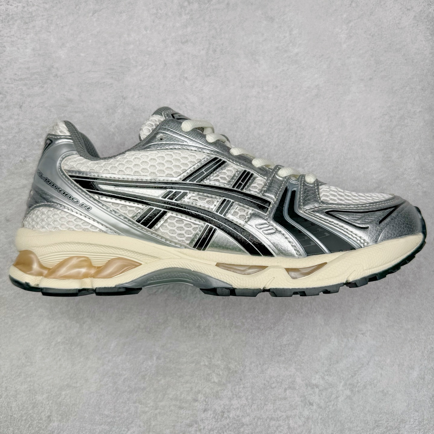 图片[2]-＃特价福利 ASICS GEL-KAYANO 14 亚瑟士K14系列户外复古潮流百搭织物合成革缓震休闲跑步鞋 原装纸板楦头开发 独家私模五层组合大底 原厂定制缓震硅胶加持 原盒原配 官方四联吊牌 原装Ortholite轻量化鞋垫 设计师 Hidenori Yamashita 以「Flash」一词为灵感 创造出未来感金属色鞋面 改造升级内在性能 由内而外全面革新 为 GEL-KAYANO 家族传承及经典跑鞋文化的延续 创下里程碑式作品 K14跑鞋重新诠释了复古的跑步形状 并以其 2000 年代后期的美学理念重新铺装 银色与蓝色的鞋面极为高档 网面铺陈与鞋面、鞋头多处细节位增添了透气性 鞋后跟部中底上以及多密度耐磨鞋底增加了 GEL 缓震胶 提供高抗冲击性、缓冲性、可保护脚部免受地面冲击的影响 穿着舒适性十足 尺码：35.5 36 37 37.5 38 39 39.5 40.5 41.5 42 42.5 43.5 44 45-选品中心