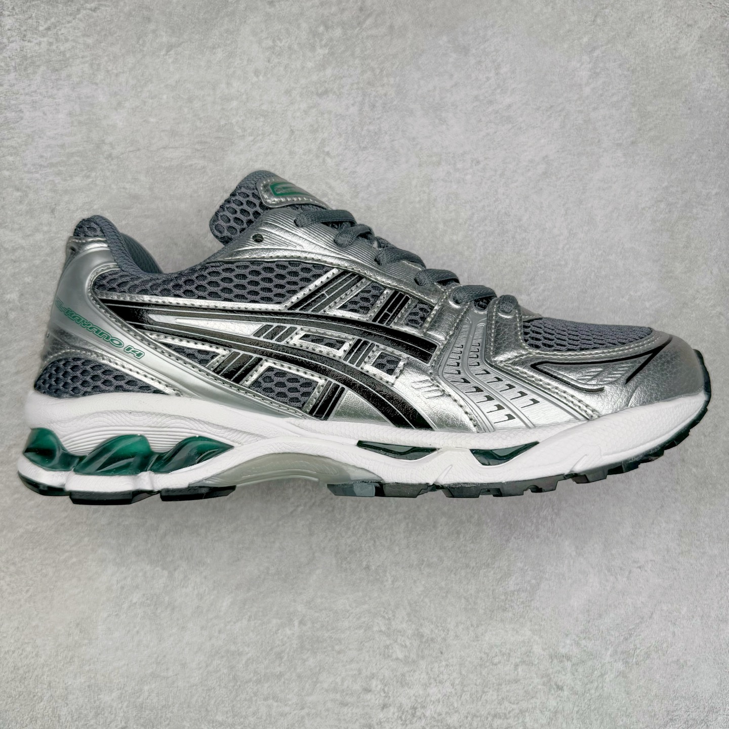 ＃特价福利 ASICS GEL-KAYANO 14 亚瑟士K14系列户外复古潮流百搭织物合成革缓震休闲跑步鞋 原装纸板楦头开发 独家私模五层组合大底 原厂定制缓震硅胶加持 原盒原配 官方四联吊牌 原装Ortholite轻量化鞋垫 设计师 Hidenori Yamashita 以「Flash」一词为灵感 创造出未来感金属色鞋面 改造升级内在性能 由内而外全面革新 为 GEL-KAYANO 家族传承及经典跑鞋文化的延续 创下里程碑式作品 K14跑鞋重新诠释了复古的跑步形状 并以其 2000 年代后期的美学理念重新铺装 银色与蓝色的鞋面极为高档 网面铺陈与鞋面、鞋头多处细节位增添了透气性 鞋后跟部中底上以及多密度耐磨鞋底增加了 GEL 缓震胶 提供高抗冲击性、缓冲性、可保护脚部免受地面冲击的影响 穿着舒适性十足 尺码：35.5 36 37 37.5 38 39 39.5 40.5 41.5 42 42.5 43.5 44 45-选品中心