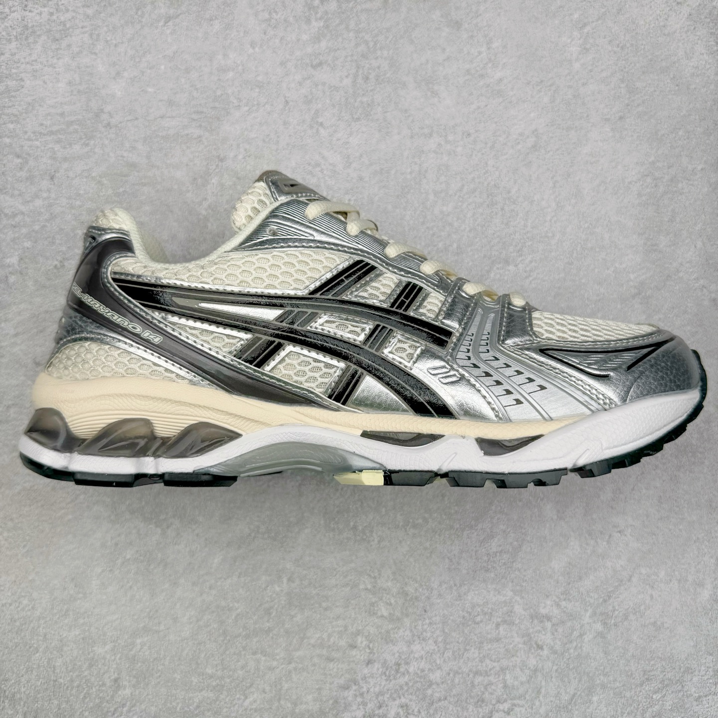 图片[6]-＃特价福利 ASICS GEL-KAYANO 14 亚瑟士K14系列户外复古潮流百搭织物合成革缓震休闲跑步鞋 原装纸板楦头开发 独家私模五层组合大底 原厂定制缓震硅胶加持 原盒原配 官方四联吊牌 原装Ortholite轻量化鞋垫 设计师 Hidenori Yamashita 以「Flash」一词为灵感 创造出未来感金属色鞋面 改造升级内在性能 由内而外全面革新 为 GEL-KAYANO 家族传承及经典跑鞋文化的延续 创下里程碑式作品 K14跑鞋重新诠释了复古的跑步形状 并以其 2000 年代后期的美学理念重新铺装 银色与蓝色的鞋面极为高档 网面铺陈与鞋面、鞋头多处细节位增添了透气性 鞋后跟部中底上以及多密度耐磨鞋底增加了 GEL 缓震胶 提供高抗冲击性、缓冲性、可保护脚部免受地面冲击的影响 穿着舒适性十足 尺码：35.5 36 37 37.5 38 39 39.5 40.5 41.5 42 42.5 43.5 44 45-选品中心