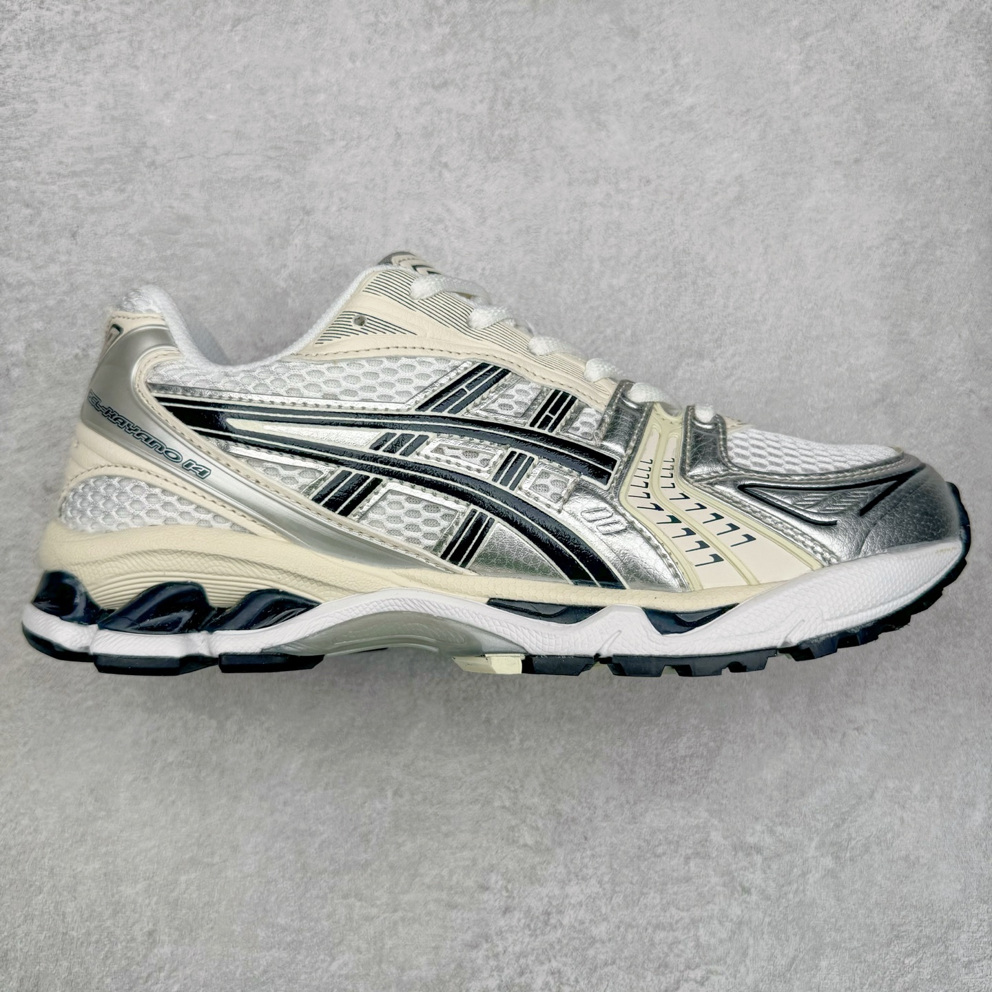 图片[5]-＃特价福利 ASICS GEL-KAYANO 14 亚瑟士K14系列户外复古潮流百搭织物合成革缓震休闲跑步鞋 原装纸板楦头开发 独家私模五层组合大底 原厂定制缓震硅胶加持 原盒原配 官方四联吊牌 原装Ortholite轻量化鞋垫 设计师 Hidenori Yamashita 以「Flash」一词为灵感 创造出未来感金属色鞋面 改造升级内在性能 由内而外全面革新 为 GEL-KAYANO 家族传承及经典跑鞋文化的延续 创下里程碑式作品 K14跑鞋重新诠释了复古的跑步形状 并以其 2000 年代后期的美学理念重新铺装 银色与蓝色的鞋面极为高档 网面铺陈与鞋面、鞋头多处细节位增添了透气性 鞋后跟部中底上以及多密度耐磨鞋底增加了 GEL 缓震胶 提供高抗冲击性、缓冲性、可保护脚部免受地面冲击的影响 穿着舒适性十足 尺码：35.5 36 37 37.5 38 39 39.5 40.5 41.5 42 42.5 43.5 44 45-选品中心