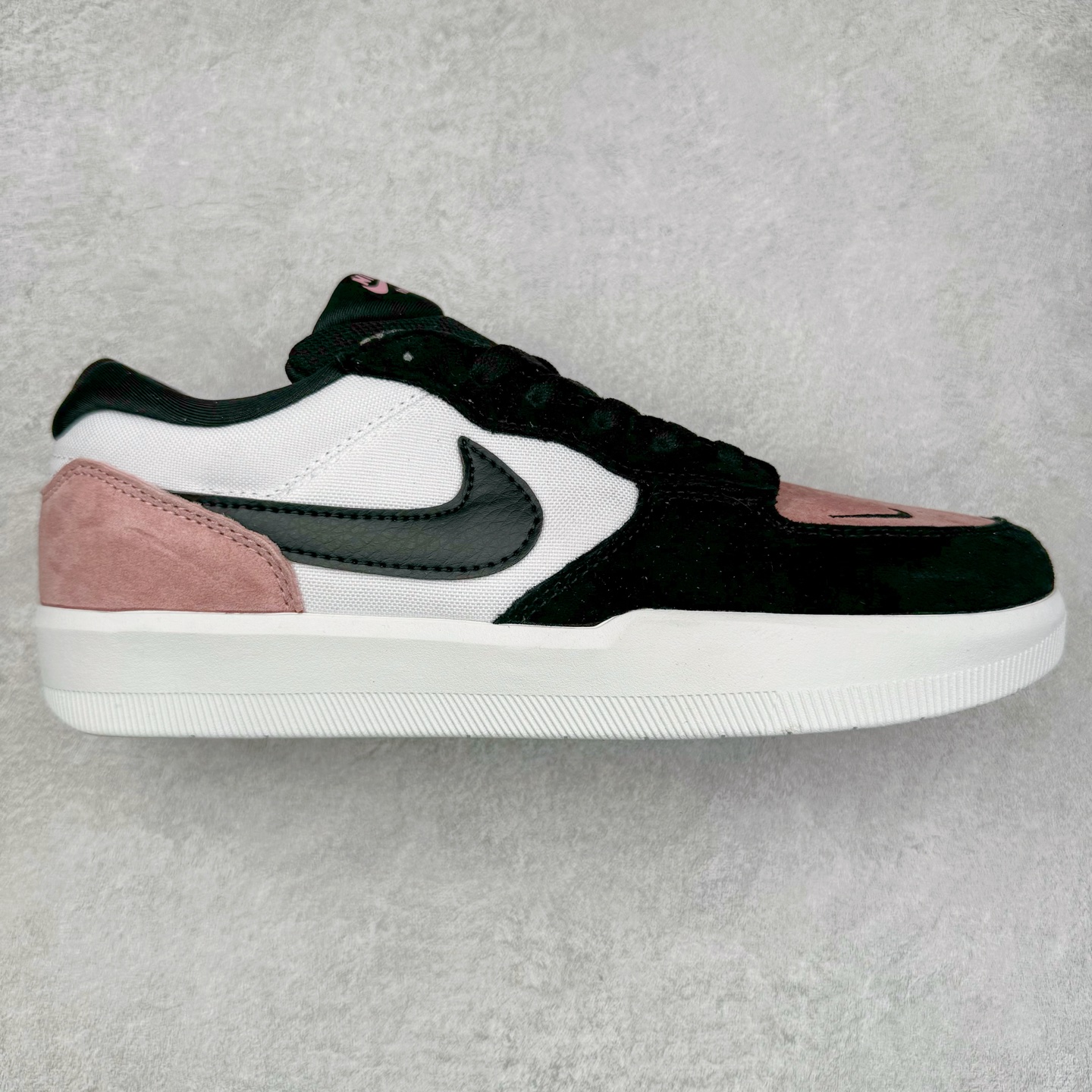 #福利特价 NK SB Force 58 空军58系列低帮休闲运动滑板板鞋 鞋面由帆布和麂皮拼接 层次感丰富 搭配硫化外底 耐磨耐穿 鞋舌及中底后跟处饰有SB Logo 表明鞋款身份 采用包边设计 经久耐穿 硫化结构则有效提升灵活性 穿上这款全新推出的创意力作 助你耀动街头 尺码:36 36.5 37.5 38 38.5 39 40 40.5 41 42 42.5 43 44 45-选品中心