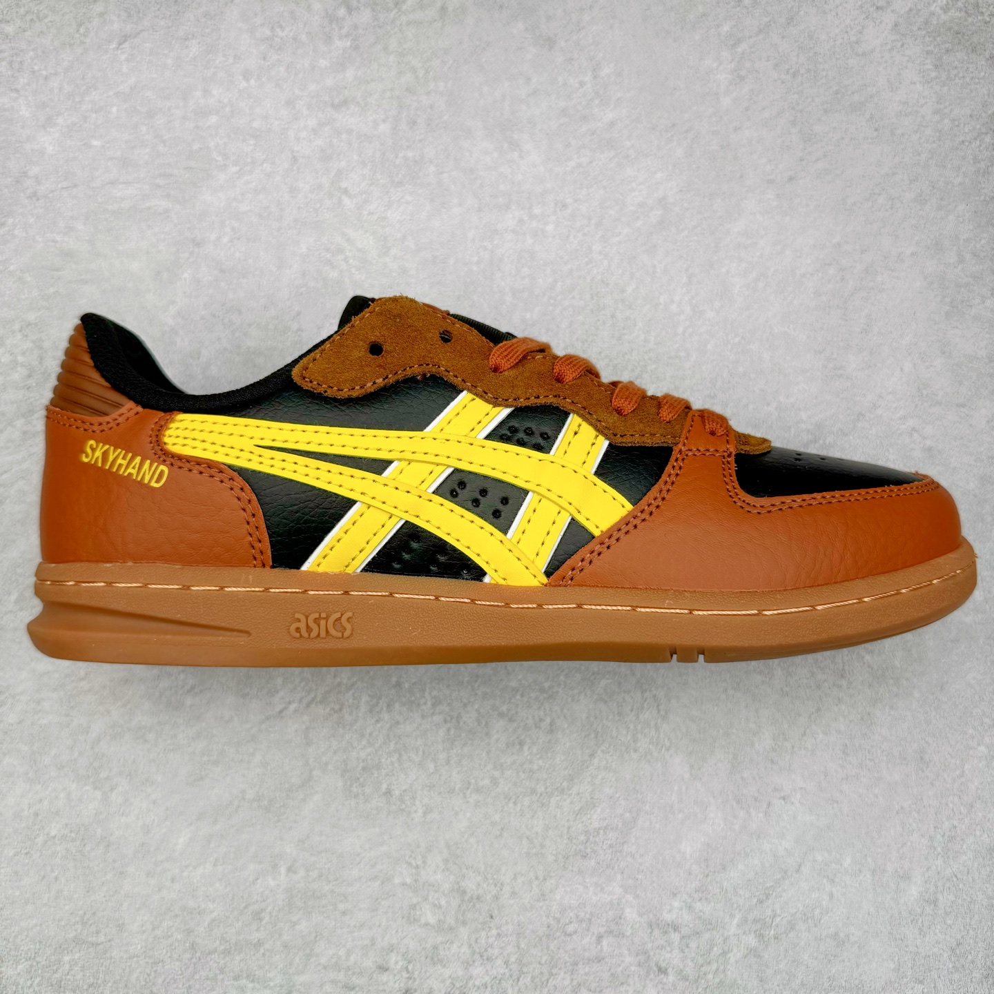 HAY x Asics Skyhand OG 复古运动板鞋 亚瑟士是日本实业家鬼家喜八郎创立的跑鞋运动品牌，名字想法源自著名的拉丁谚语“AnimaSana In Corpore Sano”意为“健全的精神寓于强健的体魄”。正如其名字的含义，ASICS亚瑟士一直坚信保持身体的健康与活力是打造健康快乐的生活方式的最佳途径。亚瑟士的跑鞋、篮球鞋等系列集专业与美貌于一身，拥有极高的热 尺码：36 37 37.5 38 39 39.5 40 40.5 41.5 42 42.5 43.5 44 45-选品中心