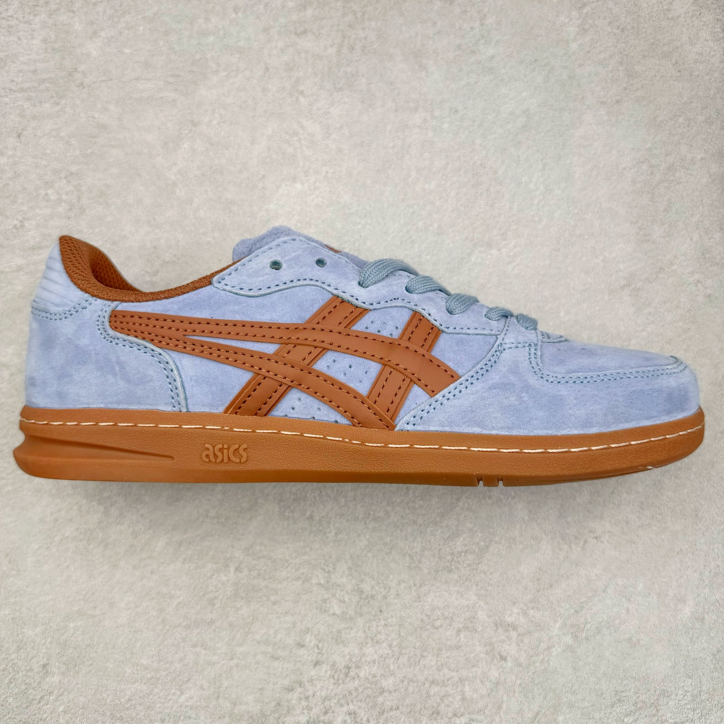 HAY x Asics Skyhand OG 复古运动板鞋 亚瑟士是日本实业家鬼家喜八郎创立的跑鞋运动品牌，名字想法源自著名的拉丁谚语“AnimaSana In Corpore Sano”意为“健全的精神寓于强健的体魄”。正如其名字的含义，ASICS亚瑟士一直坚信保持身体的健康与活力是打造健康快乐的生活方式的最佳途径。亚瑟士的跑鞋、篮球鞋等系列集专业与美貌于一身，拥有极高的热 尺码：36 37 37.5 38 39 39.5 40 40.5 41.5 42 42.5 43.5 44 45-选品中心