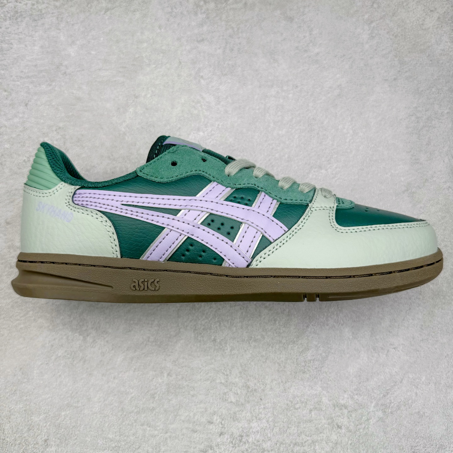 HAY x Asics Skyhand OG 复古运动板鞋 亚瑟士是日本实业家鬼家喜八郎创立的跑鞋运动品牌，名字想法源自著名的拉丁谚语“AnimaSana In Corpore Sano”意为“健全的精神寓于强健的体魄”。正如其名字的含义，ASICS亚瑟士一直坚信保持身体的健康与活力是打造健康快乐的生活方式的最佳途径。亚瑟士的跑鞋、篮球鞋等系列集专业与美貌于一身，拥有极高的热 尺码：36 37 37.5 38 39 39.5 40 40.5 41.5 42 42.5 43.5 44 45-选品中心