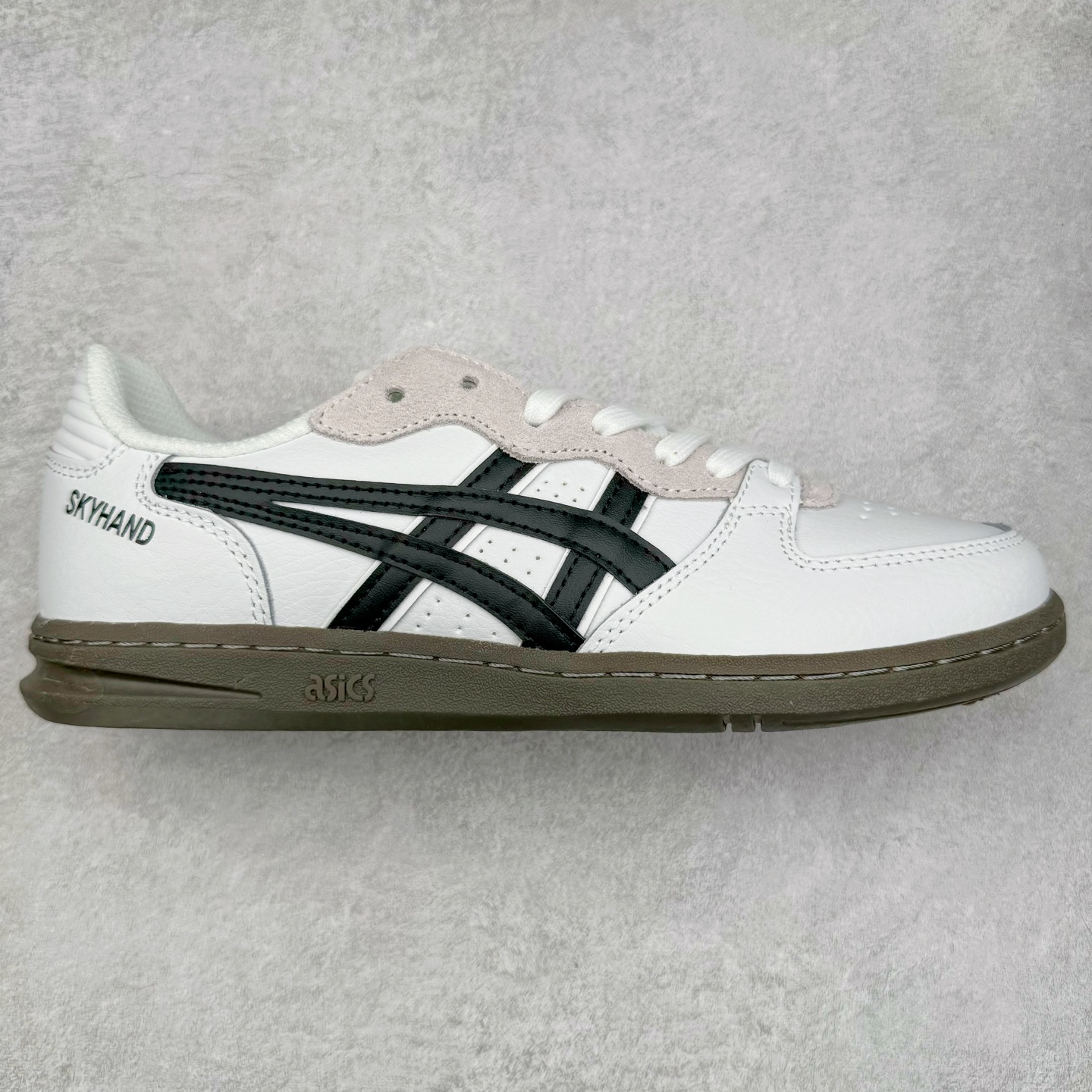 HAY x Asics Skyhand OG 复古运动板鞋 亚瑟士是日本实业家鬼家喜八郎创立的跑鞋运动品牌，名字想法源自著名的拉丁谚语“AnimaSana In Corpore Sano”意为“健全的精神寓于强健的体魄”。正如其名字的含义，ASICS亚瑟士一直坚信保持身体的健康与活力是打造健康快乐的生活方式的最佳途径。亚瑟士的跑鞋、篮球鞋等系列集专业与美貌于一身，拥有极高的热 尺码：36 37 37.5 38 39 39.5 40 40.5 41.5 42 42.5 43.5 44 45-选品中心