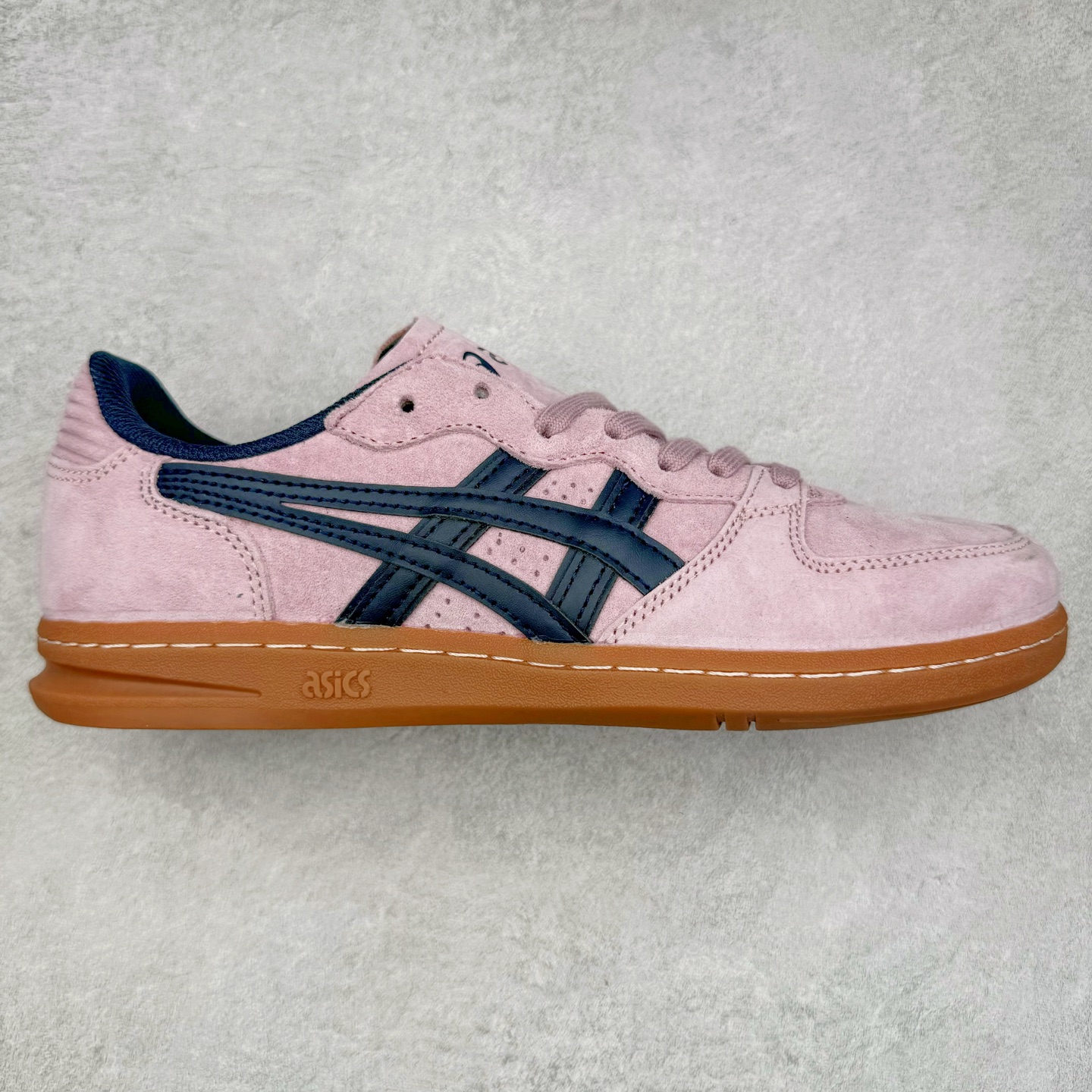 HAY x Asics Skyhand OG 复古运动板鞋 亚瑟士是日本实业家鬼家喜八郎创立的跑鞋运动品牌，名字想法源自著名的拉丁谚语“AnimaSana In Corpore Sano”意为“健全的精神寓于强健的体魄”。正如其名字的含义，ASICS亚瑟士一直坚信保持身体的健康与活力是打造健康快乐的生活方式的最佳途径。亚瑟士的跑鞋、篮球鞋等系列集专业与美貌于一身，拥有极高的热 尺码：36 37 37.5 38 39 39.5 40 40.5 41.5 42 42.5 43.5 44 45-选品中心