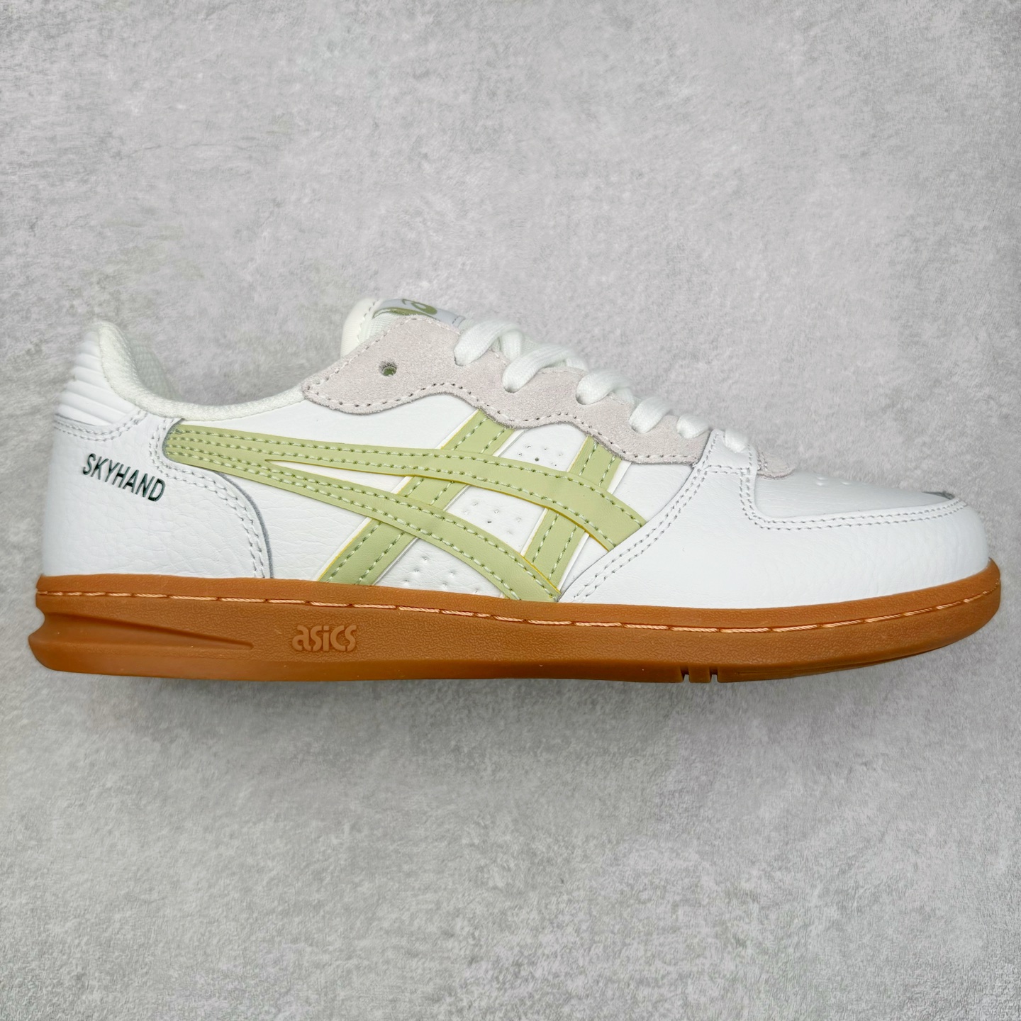 HAY x Asics Skyhand OG 复古运动板鞋 亚瑟士是日本实业家鬼家喜八郎创立的跑鞋运动品牌，名字想法源自著名的拉丁谚语“AnimaSana In Corpore Sano”意为“健全的精神寓于强健的体魄”。正如其名字的含义，ASICS亚瑟士一直坚信保持身体的健康与活力是打造健康快乐的生活方式的最佳途径。亚瑟士的跑鞋、篮球鞋等系列集专业与美貌于一身，拥有极高的热 尺码：36 37 37.5 38 39 39.5 40 40.5 41.5 42 42.5 43.5 44 45-选品中心