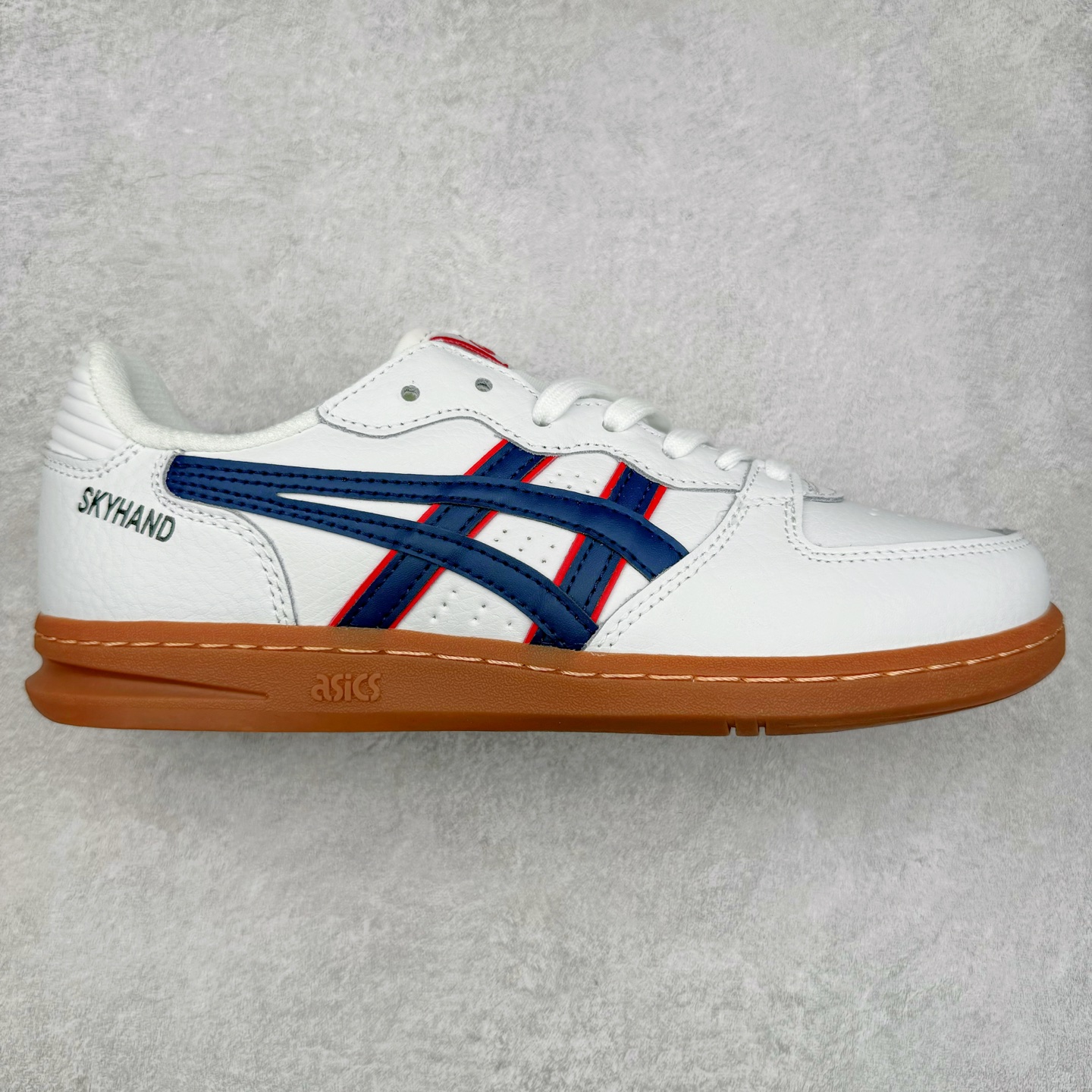 图片[6]-HAY x Asics Skyhand OG 复古运动板鞋 亚瑟士是日本实业家鬼家喜八郎创立的跑鞋运动品牌，名字想法源自著名的拉丁谚语“AnimaSana In Corpore Sano”意为“健全的精神寓于强健的体魄”。正如其名字的含义，ASICS亚瑟士一直坚信保持身体的健康与活力是打造健康快乐的生活方式的最佳途径。亚瑟士的跑鞋、篮球鞋等系列集专业与美貌于一身，拥有极高的热 尺码：36 37 37.5 38 39 39.5 40 40.5 41.5 42 42.5 43.5 44 45-选品中心