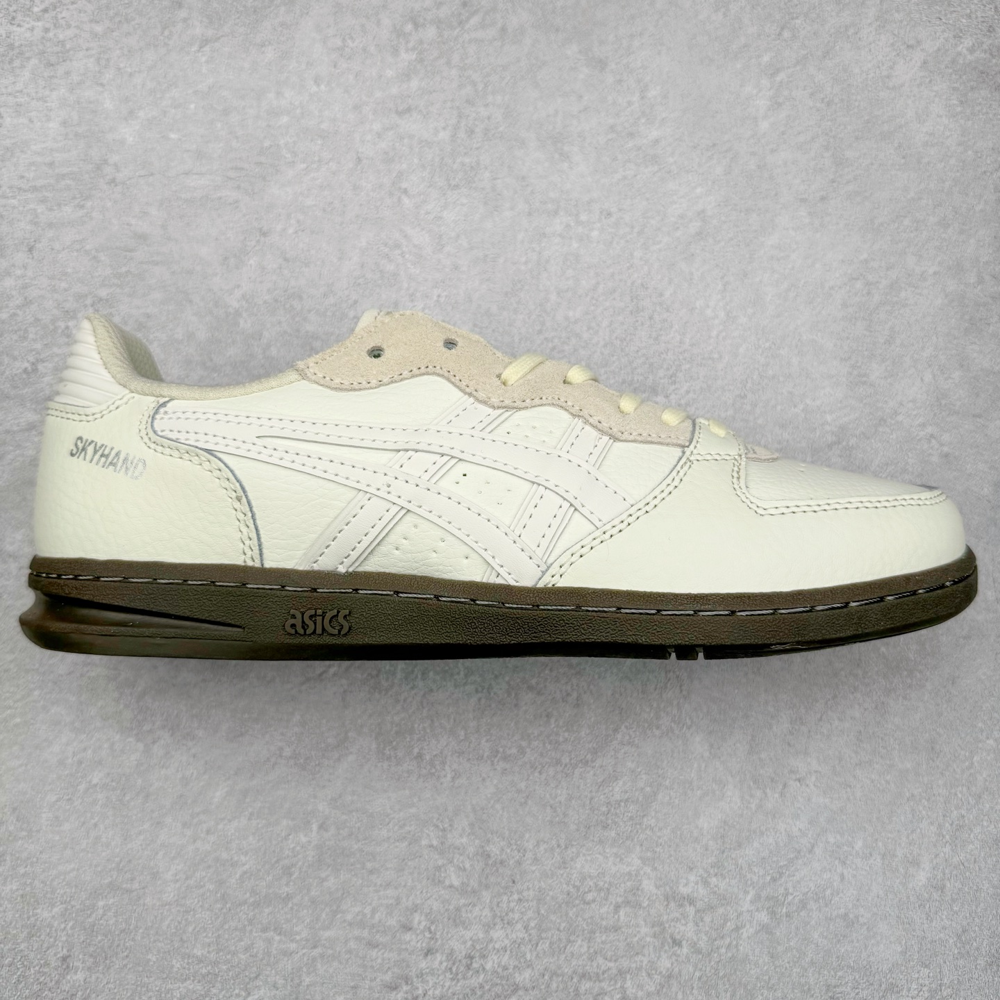 图片[3]-HAY x Asics Skyhand OG 复古运动板鞋 亚瑟士是日本实业家鬼家喜八郎创立的跑鞋运动品牌，名字想法源自著名的拉丁谚语“AnimaSana In Corpore Sano”意为“健全的精神寓于强健的体魄”。正如其名字的含义，ASICS亚瑟士一直坚信保持身体的健康与活力是打造健康快乐的生活方式的最佳途径。亚瑟士的跑鞋、篮球鞋等系列集专业与美貌于一身，拥有极高的热 尺码：36 37 37.5 38 39 39.5 40 40.5 41.5 42 42.5 43.5 44 45-选品中心