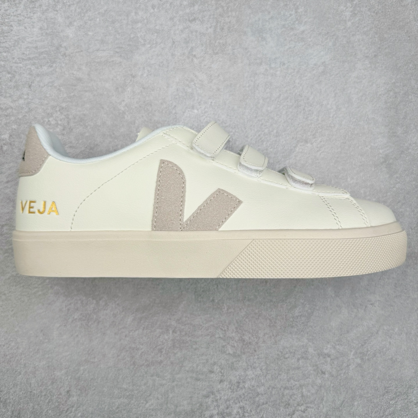 图片[7]-＃福利特价 Veja Leather Extra Sneakers 法国国民V字经典小白板鞋 #Ins爆款 街拍频繁上镜 春季入夏简约百搭款 全头层进口牛皮 舒适面革内里 广东厂 高端主打色系全网热销中 所售渠道大致由代购渠道 尺码：35 36 37 38 39 40 41 42 43 44 45-选品中心